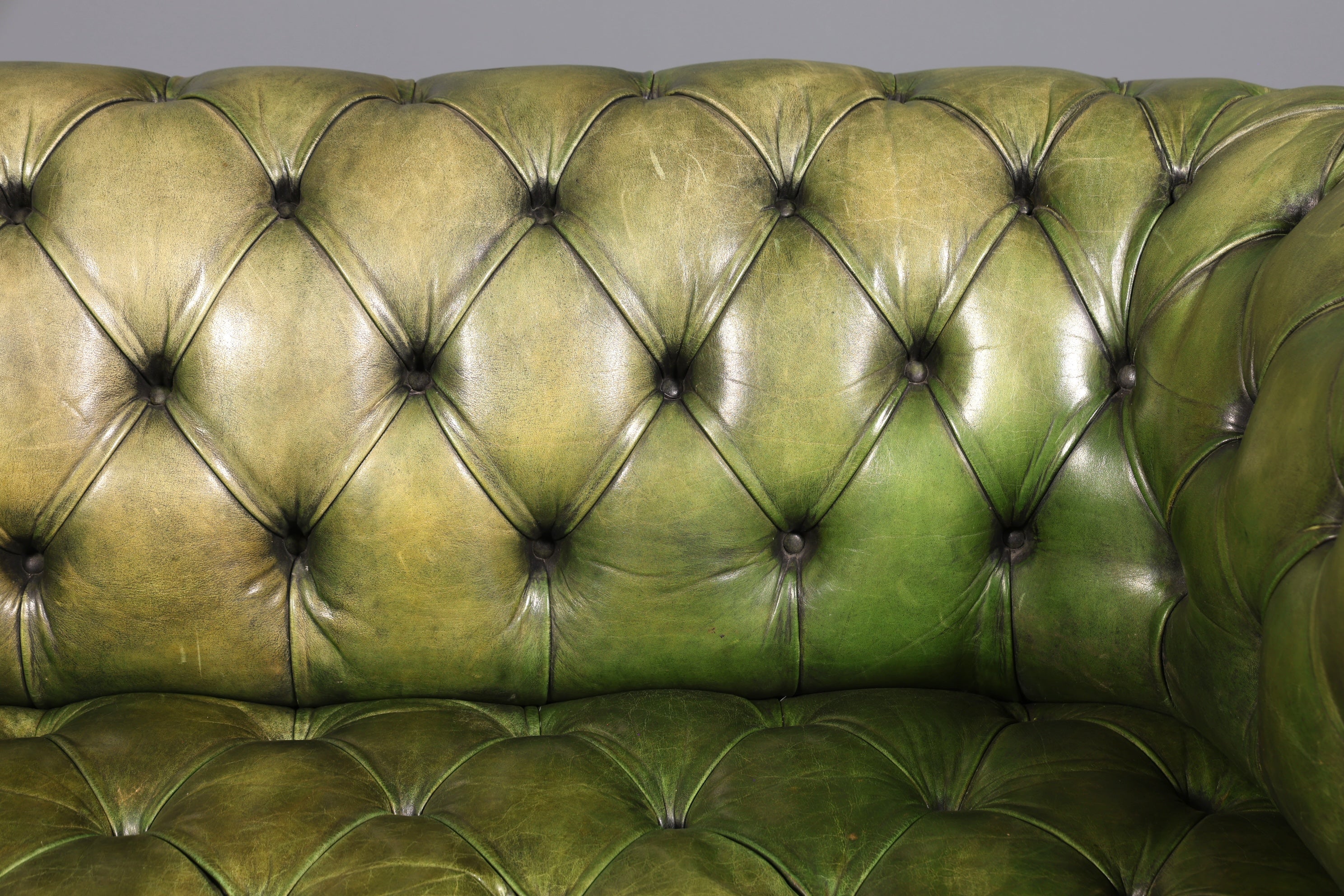 Wunderschönes Original Chesterfield 2er Sofa Englisch grün echt Leder 2- Sitzer Couch