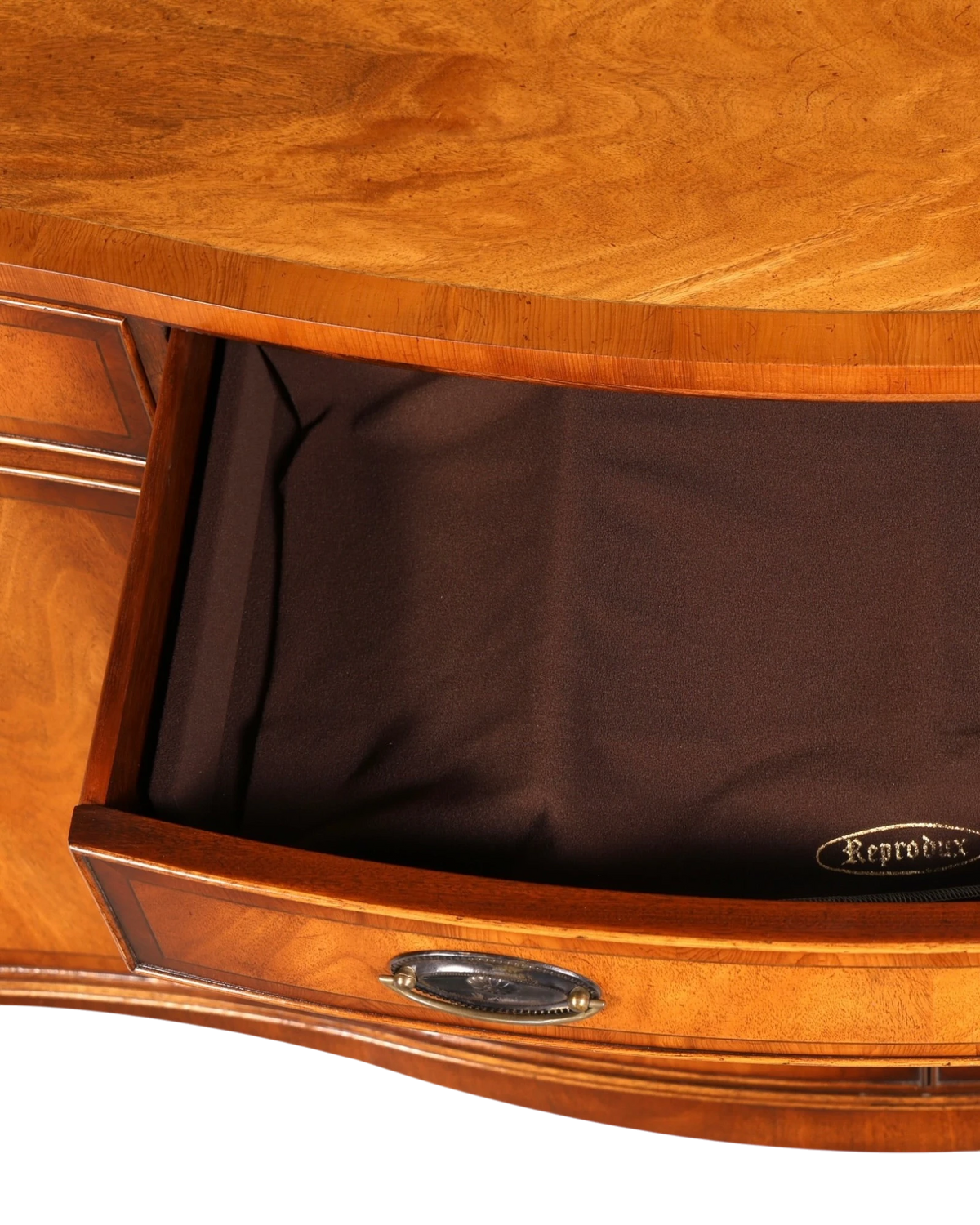 Hauptstadt Möblerei Bevan Funnell Reprodux Sideboard Schublade aus massivem Echtholz mit braunem Stoffeinsatz