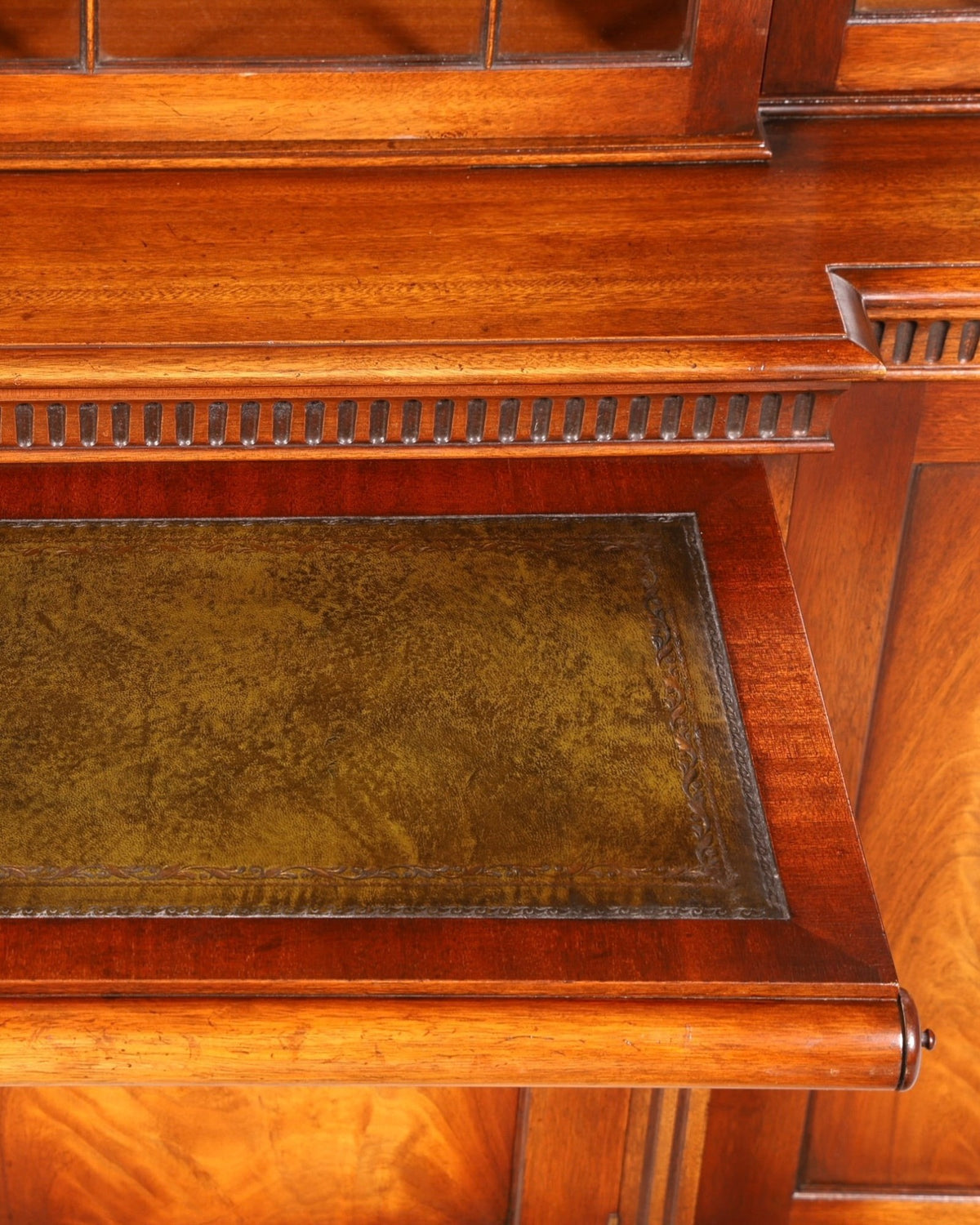 Hauptstadt Möblerei englischer Vitrinenschrank aus Holz mit ausziehbarer Sekretär-Schreibfläche und Lederauflage