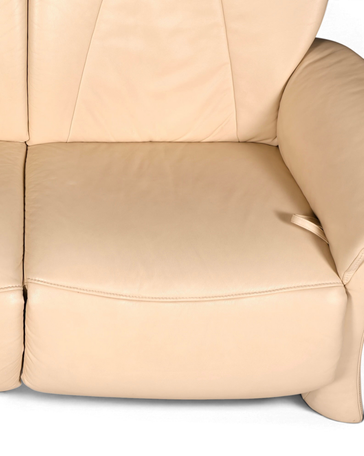 Hauptstadt Möblerei H851 Ledersofa in Creme mit weicher Polsterung und eleganter Nahtführung