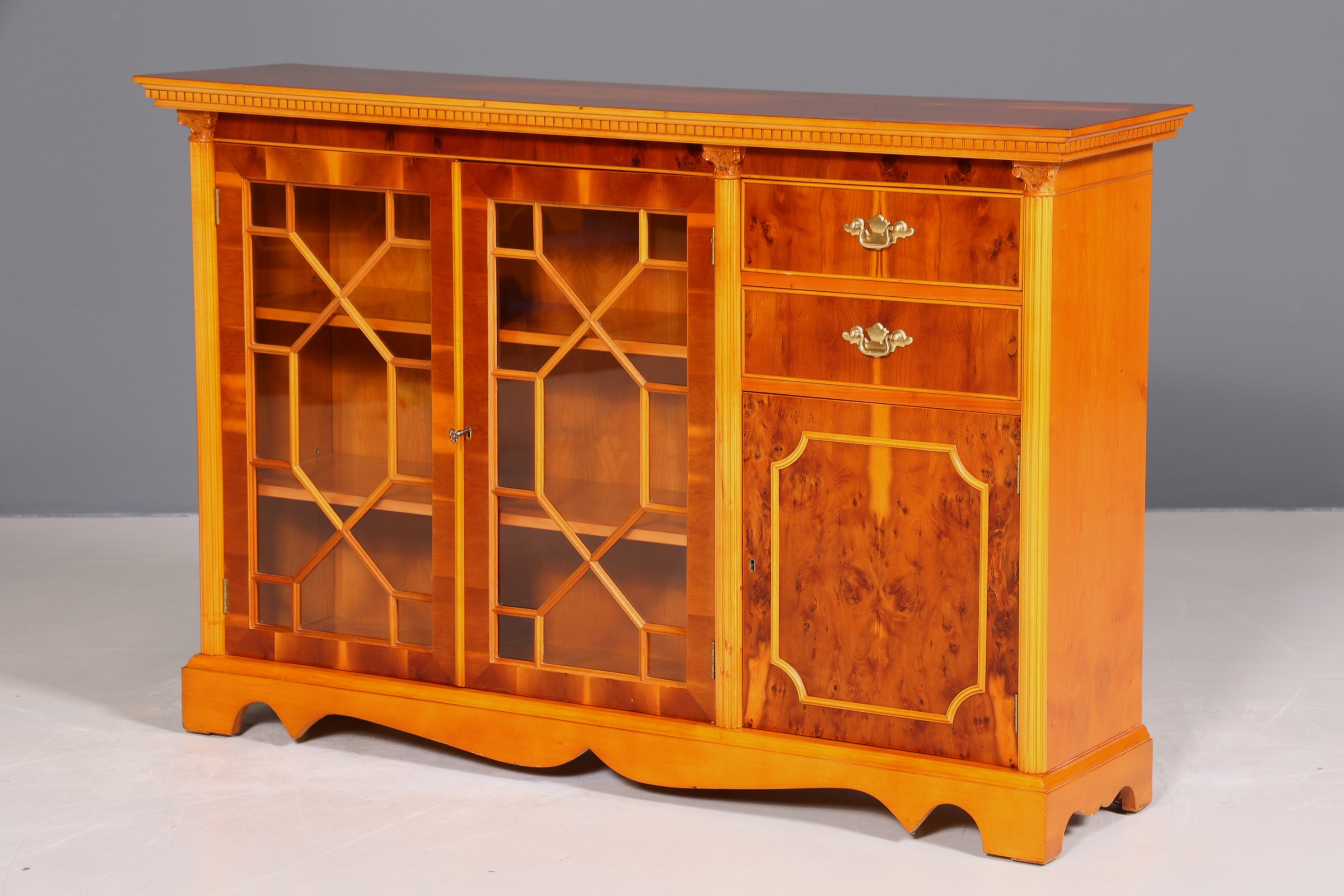 Wunderschönes Englisches Sideboard echt Holz Eibe Vitrine Antik Regal Schrank