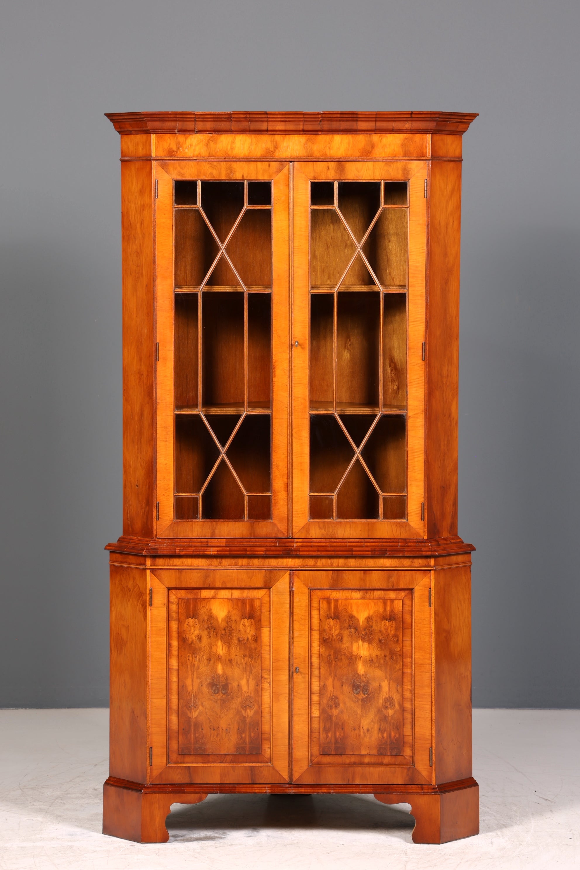 Wunderschöne Englische Eckvitrine Eibe Antik echt Holz Schrank Eckschrank Glasvitrine