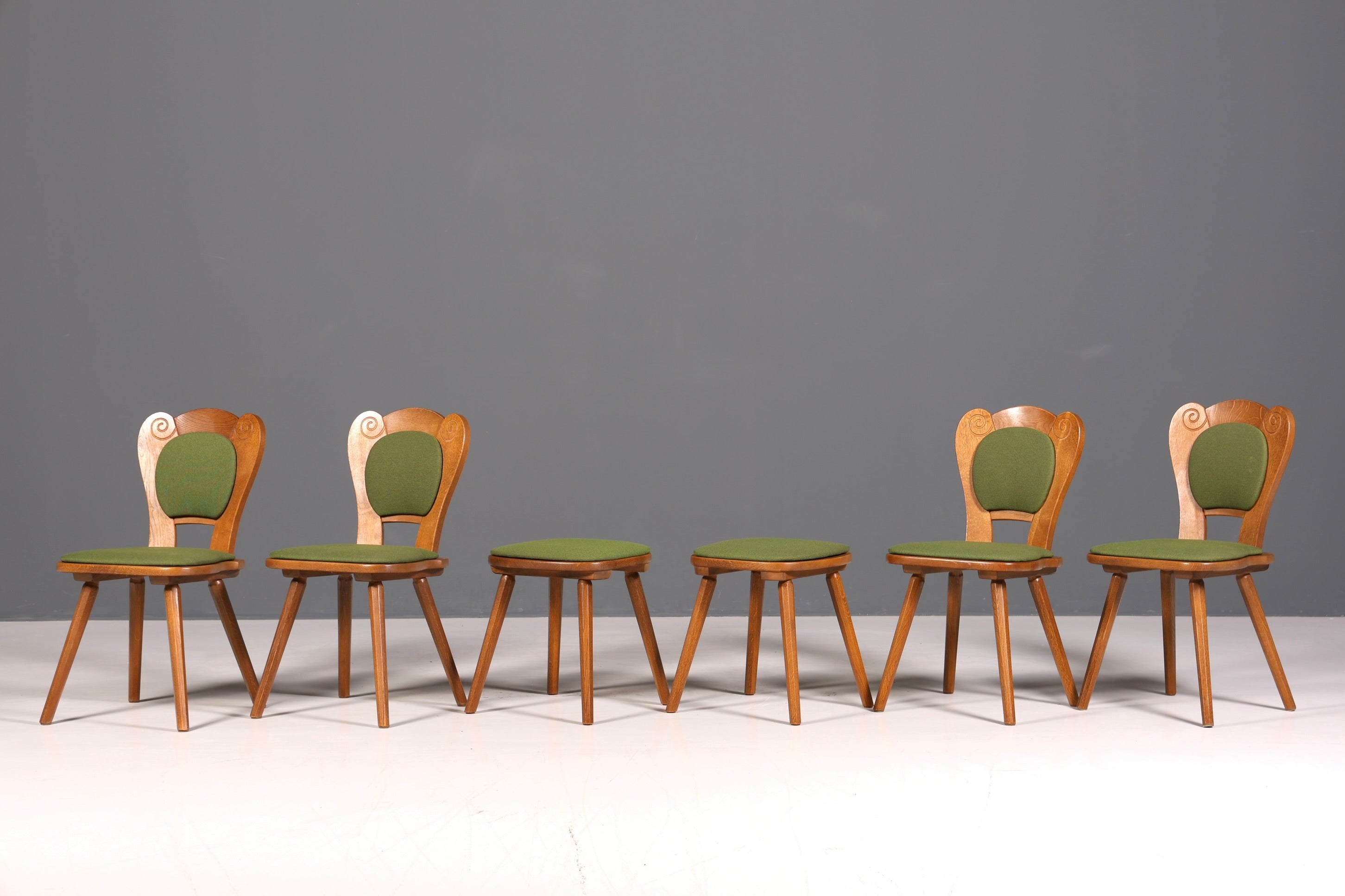 4x Simple country-style chairs with two stools, retro chair set, antique style oak, kitchen chairs, farmhouse chairs, dining room chairs