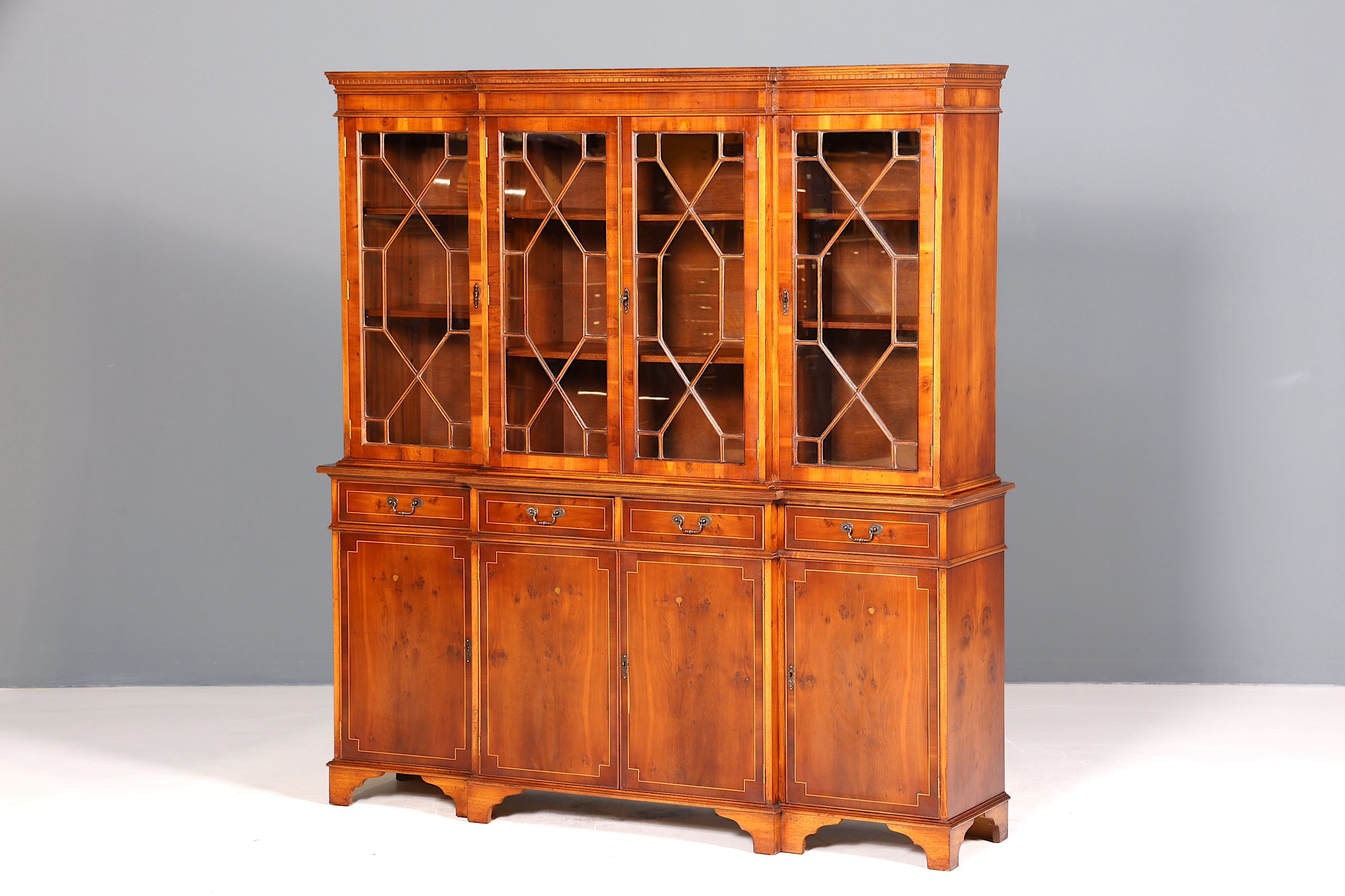 Wunderschöne Englische Vitrine Bibliothek Eibe Bücherschrank UK Buffet Schrank 60s Jahre