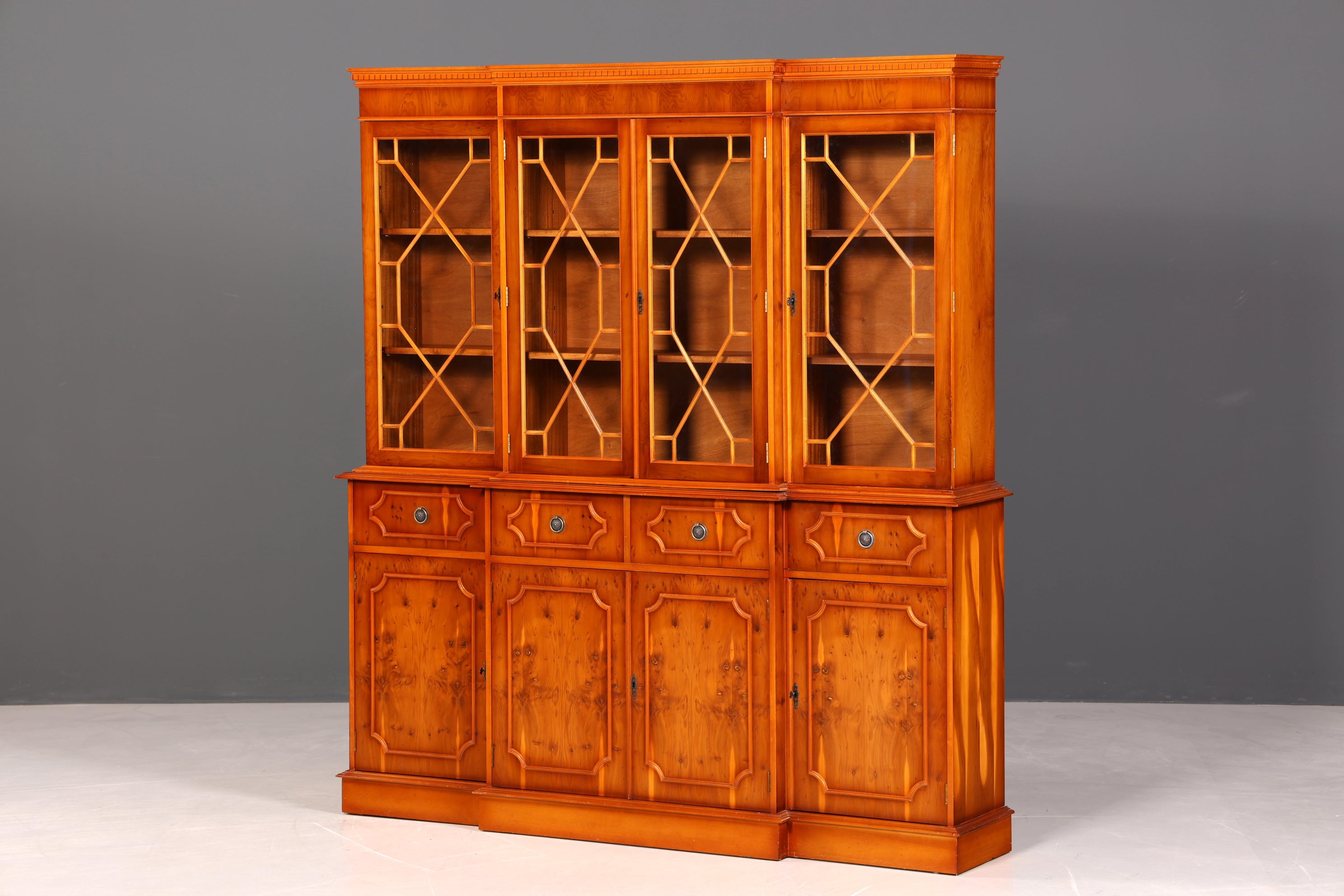 G387 Finish Wunderschöne Englische Vitrine Bücherschrank Buffet Antik Stil Englisch Eibe Glasvitrine Bibliothek (Kopie)