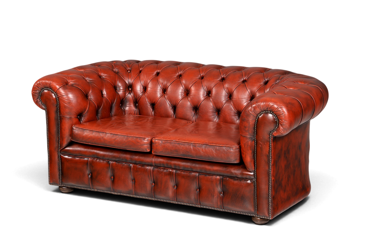 Hauptstadt Möblerei Chesterfield 2-Sitzer Sofa aus braunem Echtleder mit klassischer Knopfheftung und Armlehnen