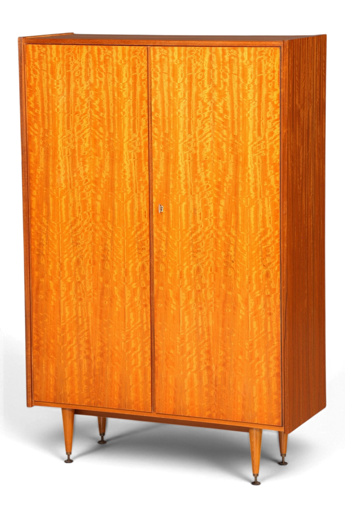Hauptstadt Möblerei Mid Century Kleiderschrank aus Echtholz mit markanter Maserung und konischen Retro-Füßen