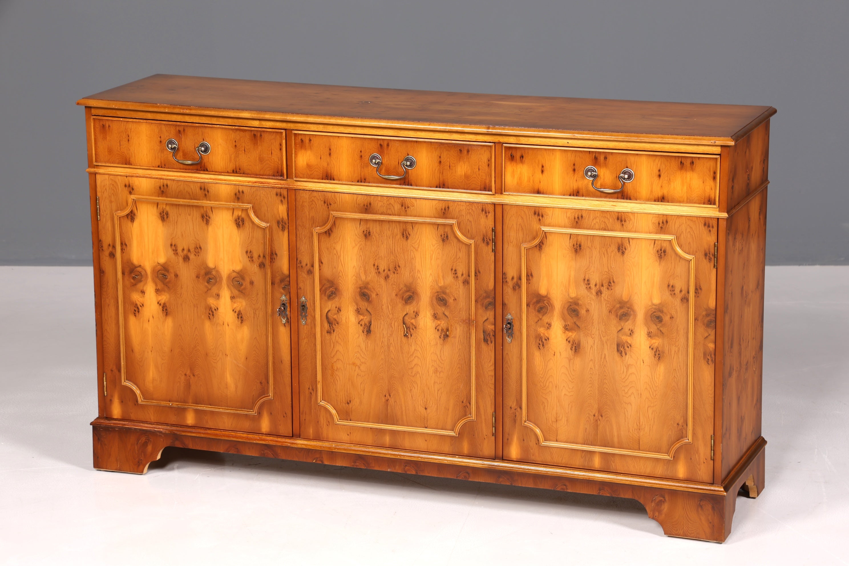 Beautiful English sideboard cabinet antique 60s buffet cabinet chest of drawers