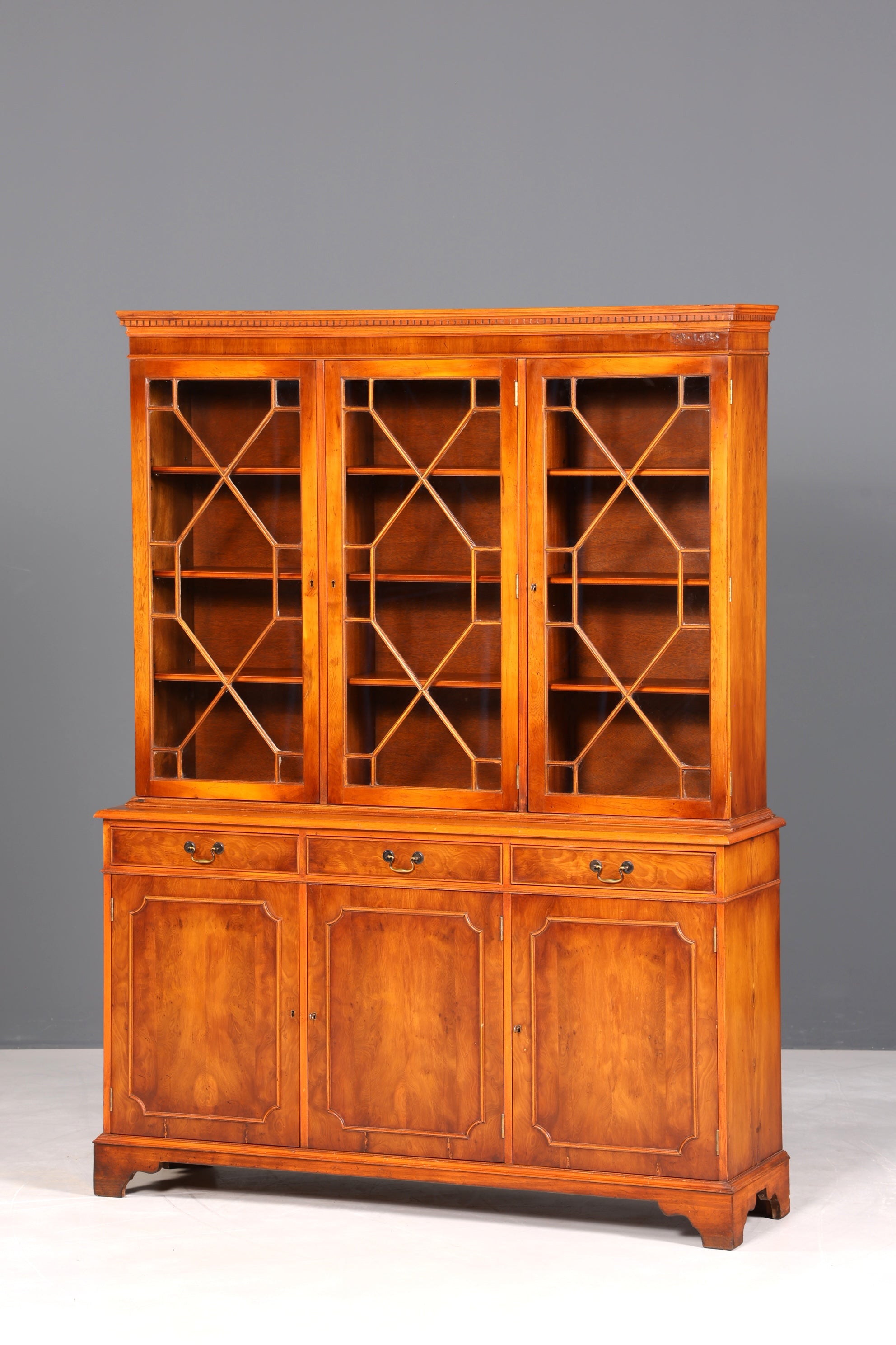 Wunderschöne Englische Vitrine Bücherschrank Buffet Antik Stil Englisch Eibe Glasvitrine Bibliothek