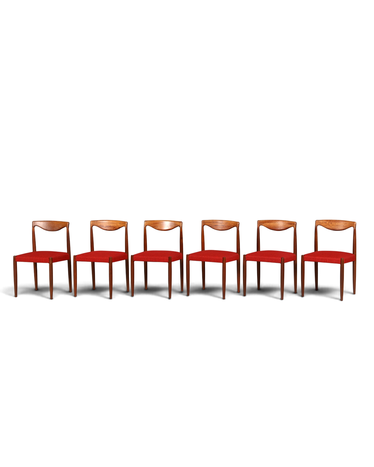 Hauptstadt Möblerei 6er-Set Bambi Stühle aus Holz mit rotem Stoffbezug im Mid-Century Design