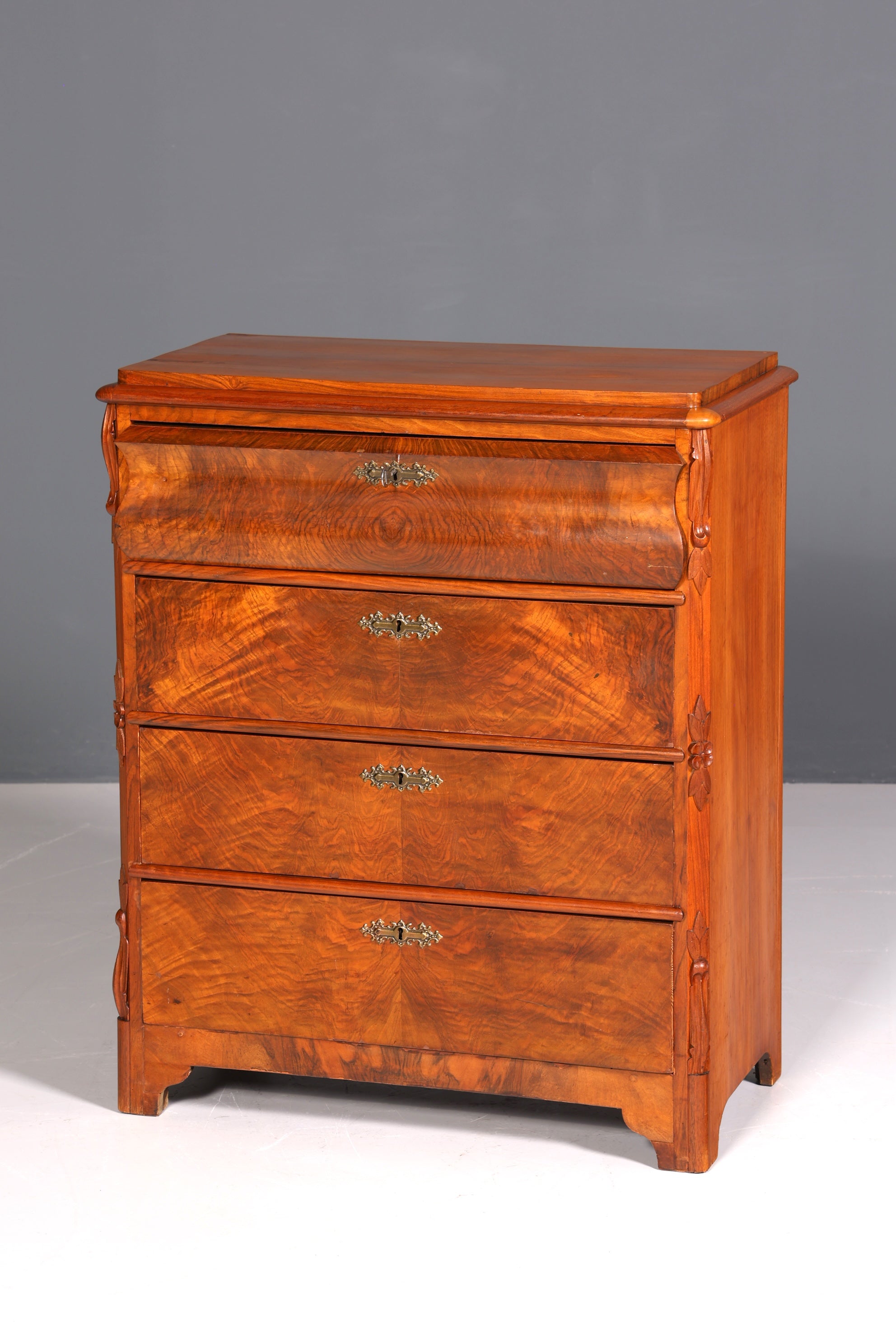 Beautiful Louis Philippe chest of drawers, walnut, Biedermeier style, circa 1890