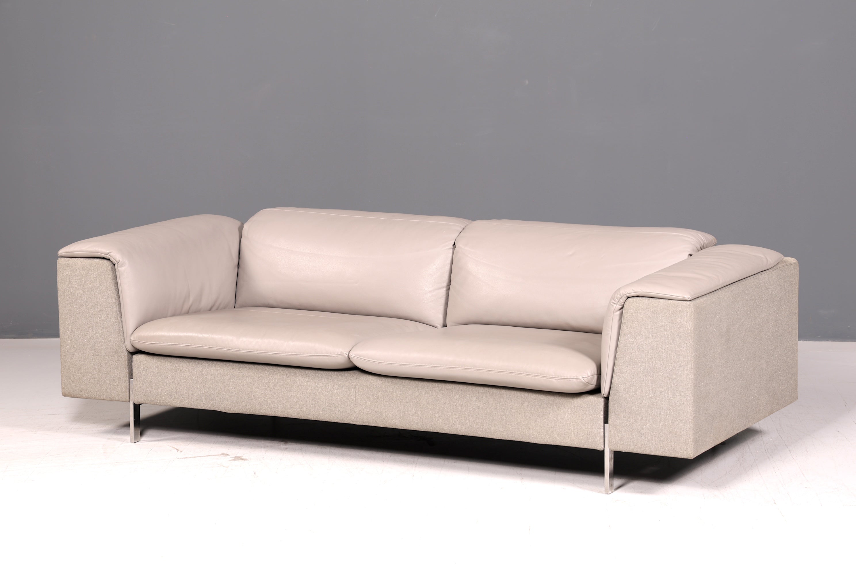 Wunderschönes Sofa der Marke Ligne Roset Grau Echtleder & Stoff Couch Designer Sofa Wohnzimmer