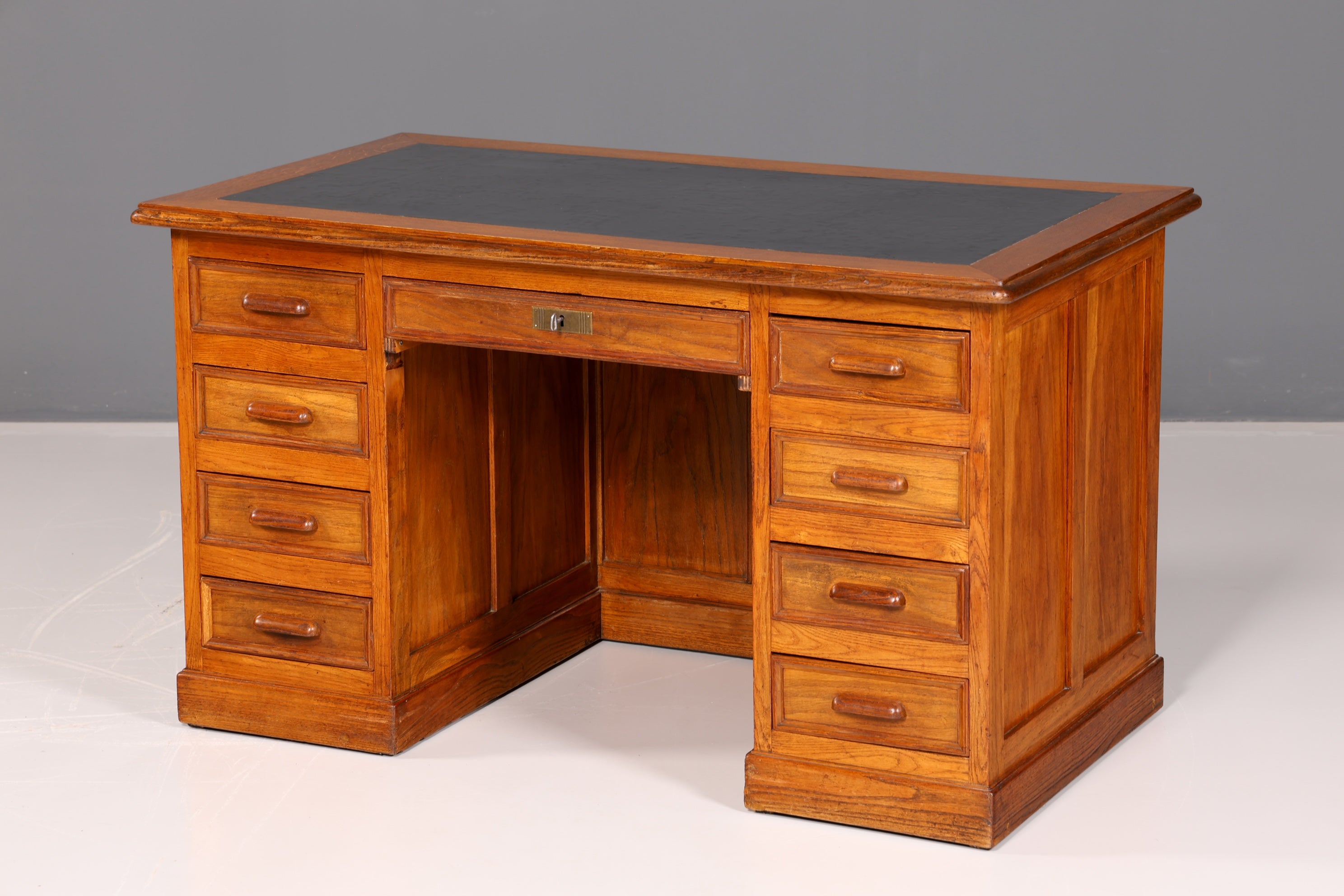 Beautiful Bauhaus-style Art Deco desk, office table, antique vintage oak