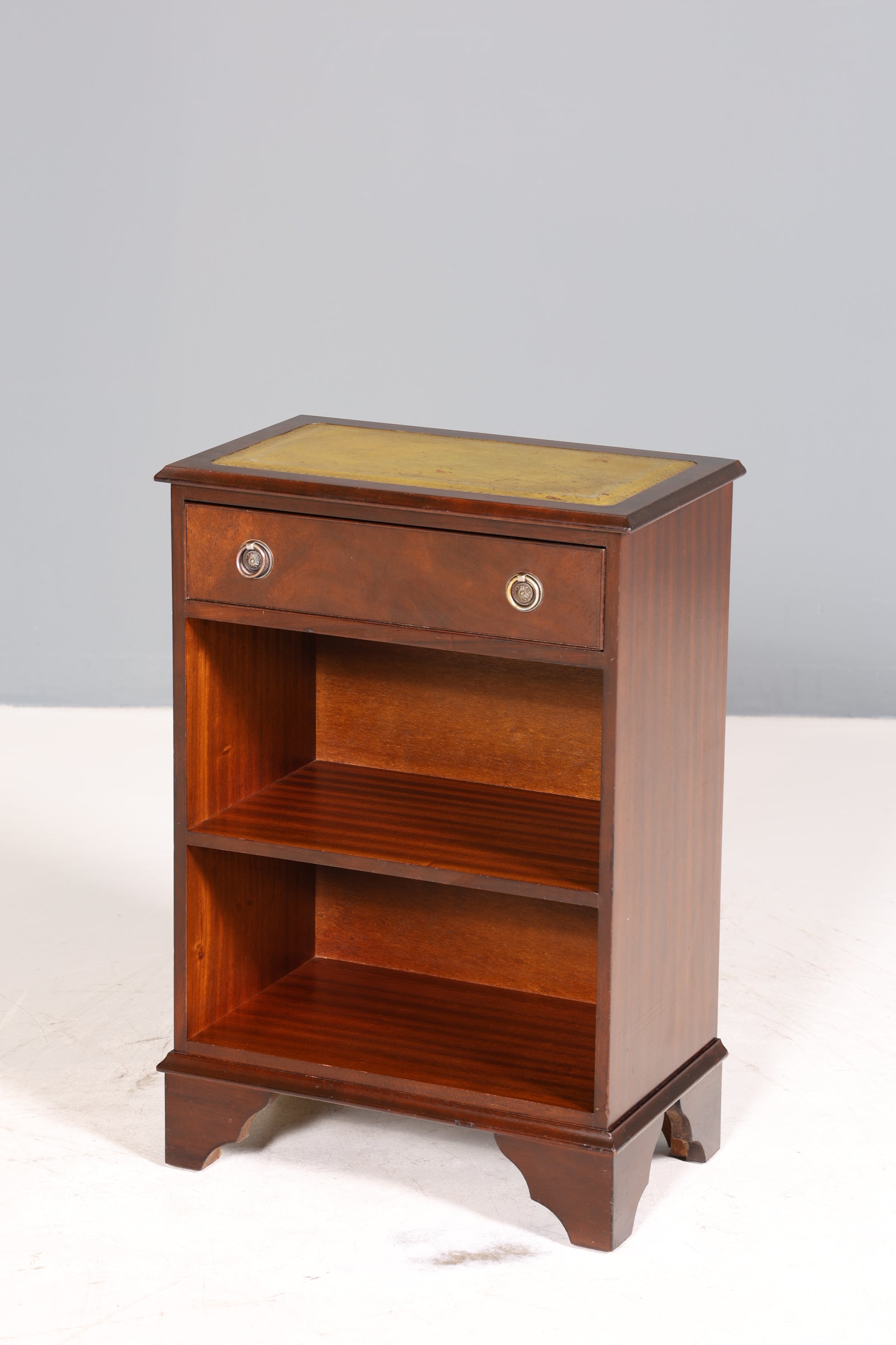 Wunderschönes Englisches Regal Englisch Bücherregal Kommode echt Lederauflage Ablagetisch Nachttisch