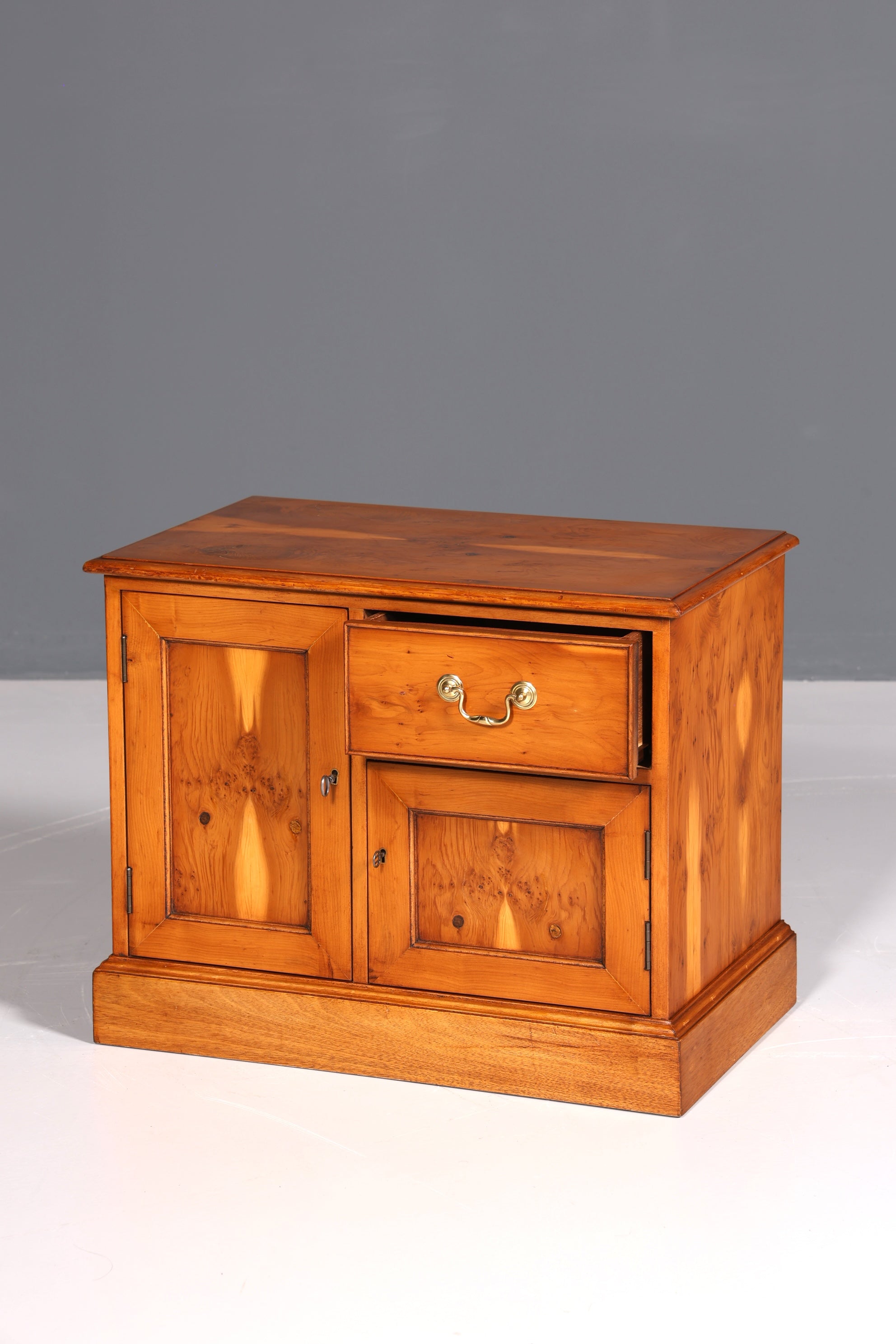 Traumhafte Englische Kommode echt Holz Schrank Eibe Antik 60er Jahre Flurkommode