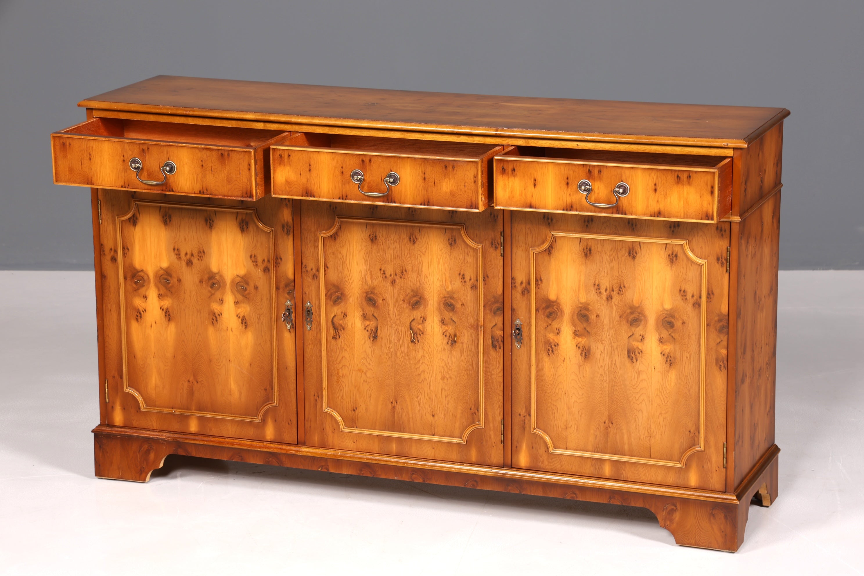 Beautiful English sideboard cabinet antique 60s buffet cabinet chest of drawers