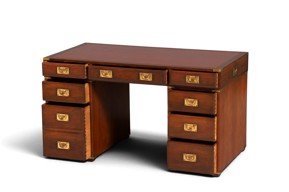 Hauptstadt Möblerei maritimer Schreibtisch aus massivem Holz mit brauner Lederauflage und Messing-Griffen