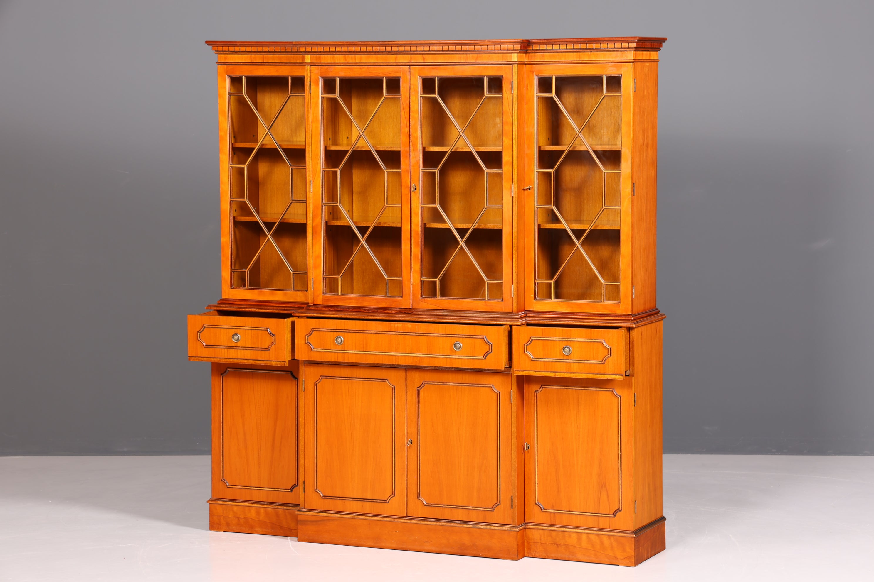 Traumhafte Englische Vitrine Bücherschrank Buffet Antik Stil Englisch Eibe Glasvitrine Bibliothek