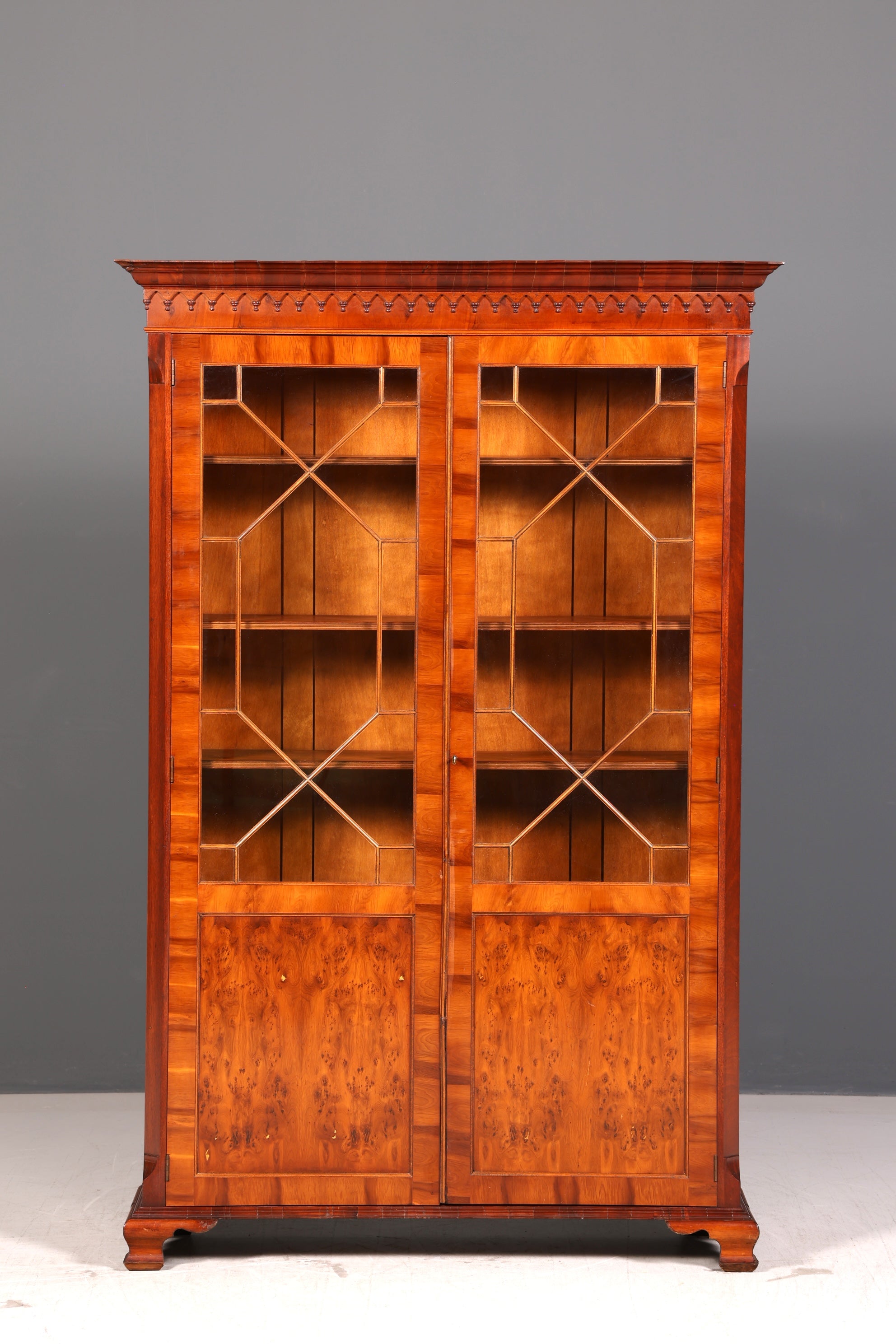 Traumhafter Bevan Funnell Reprodux Englischer Bücherschrank Eibe Vitrine Bibliothek Bücherregal Vintage