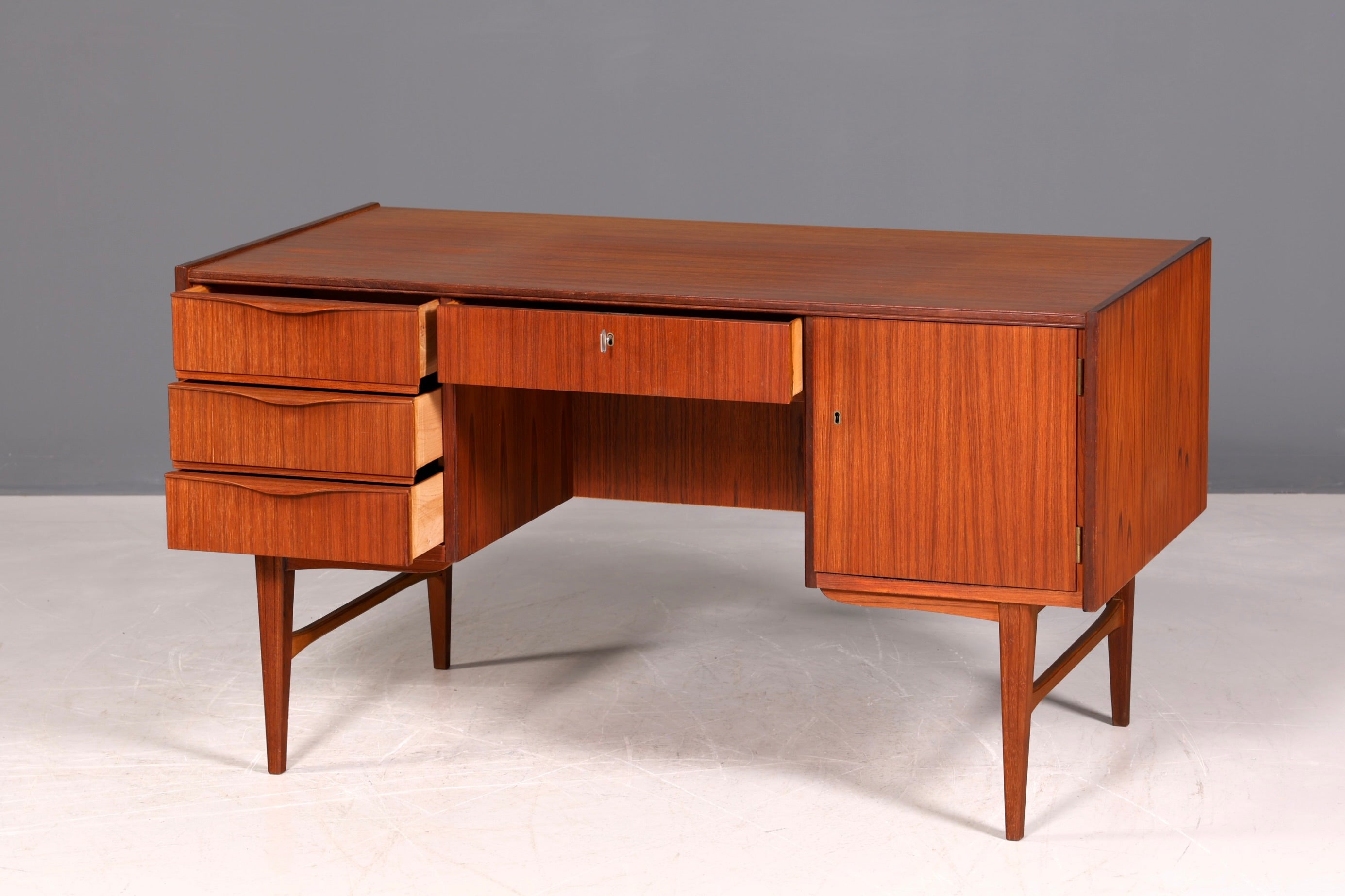 G036 Finish cm Wunderschöner Mid Century Schreibtisch Danish Design Bürotisch 60er Jahre Office Table (Kopie)