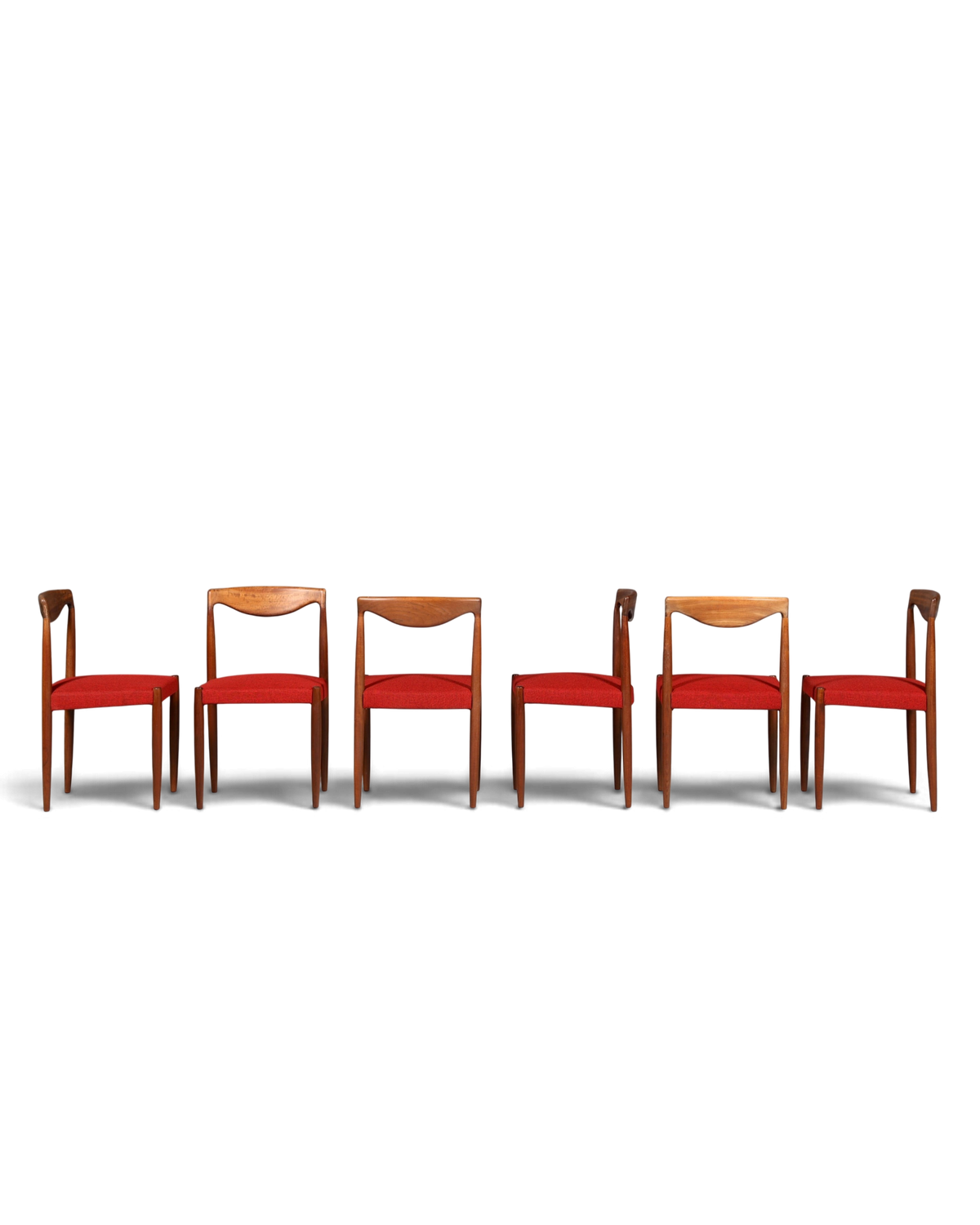 Hauptstadt Möblerei 6er-Set Bambi Stühle von Rastad & Relling aus Holz mit rotem Stoffbezug im Mid-Century-Design