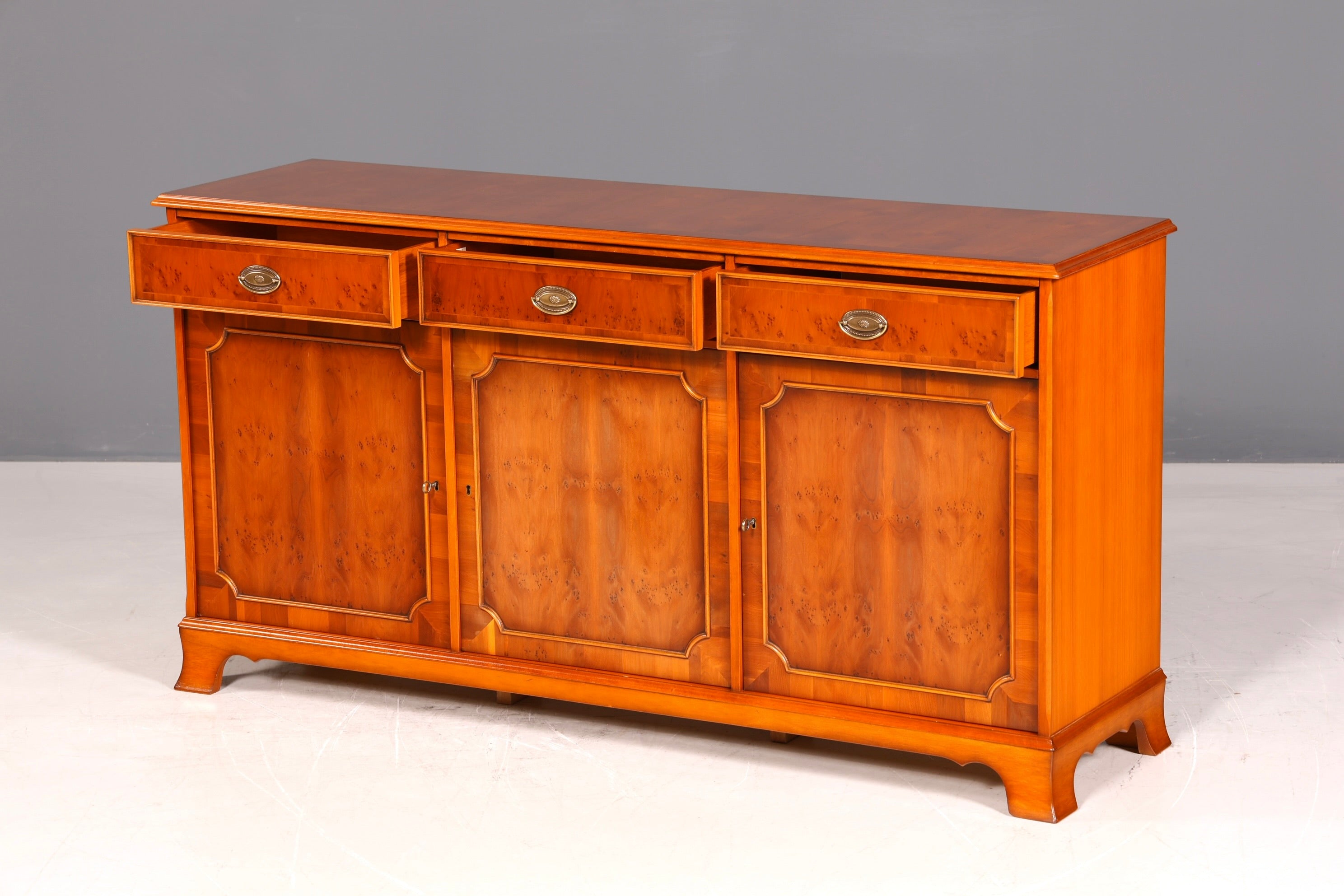 G139 Finish HELDENSE Wunderschönes Englisches Sideboard Eibe Schrank Antik Stil Buffetschrank Kommode