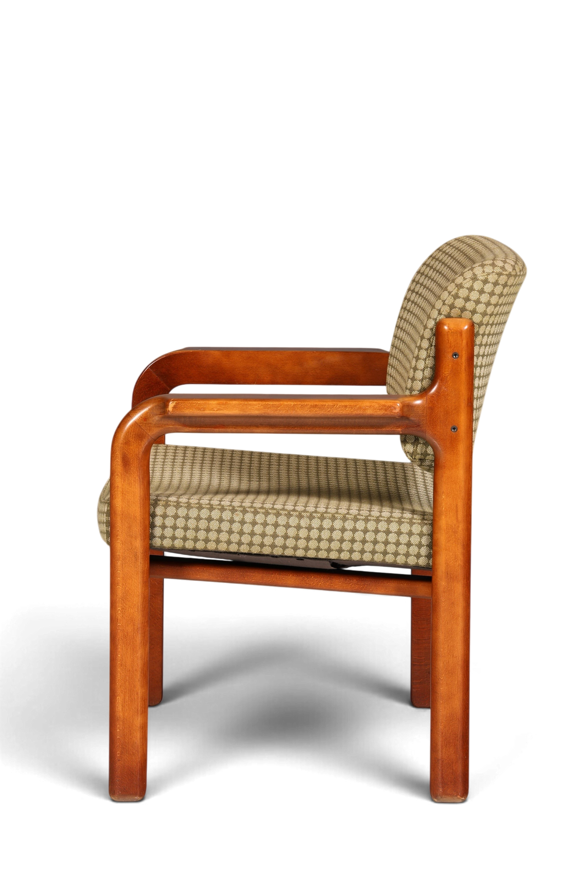 Hauptstadt Möblerei Mid Century Armlehnstuhl aus Holz mit gemustertem Stoffbezug in Seitenansicht