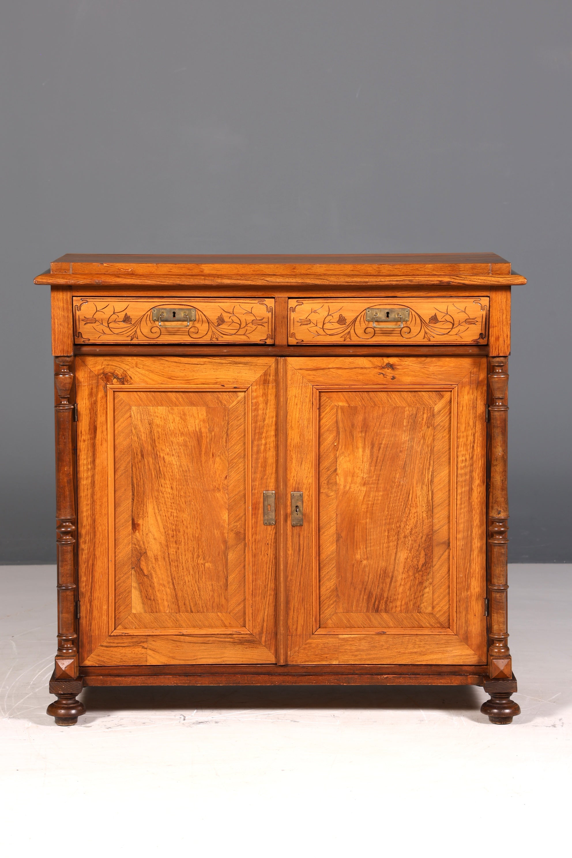 Beautiful Gründerzeit (late 19th-century) cabinet, Louis Philippe walnut chest of drawers, circa 1880