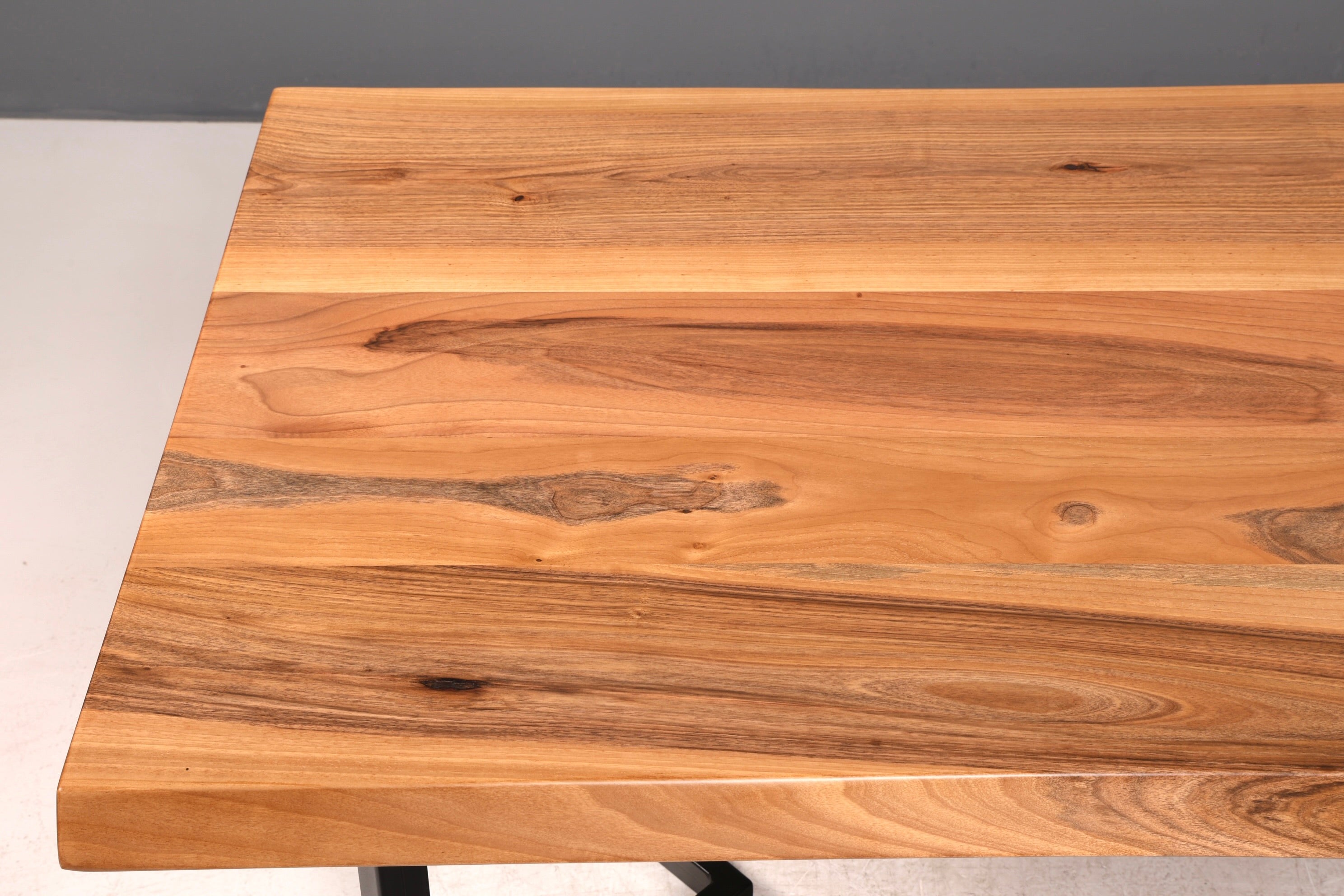 Traumhafter Nussbaum Tisch 220cm-95cm Esszimmer Tisch Baumkanten Platte massiv Holz Küchentisch