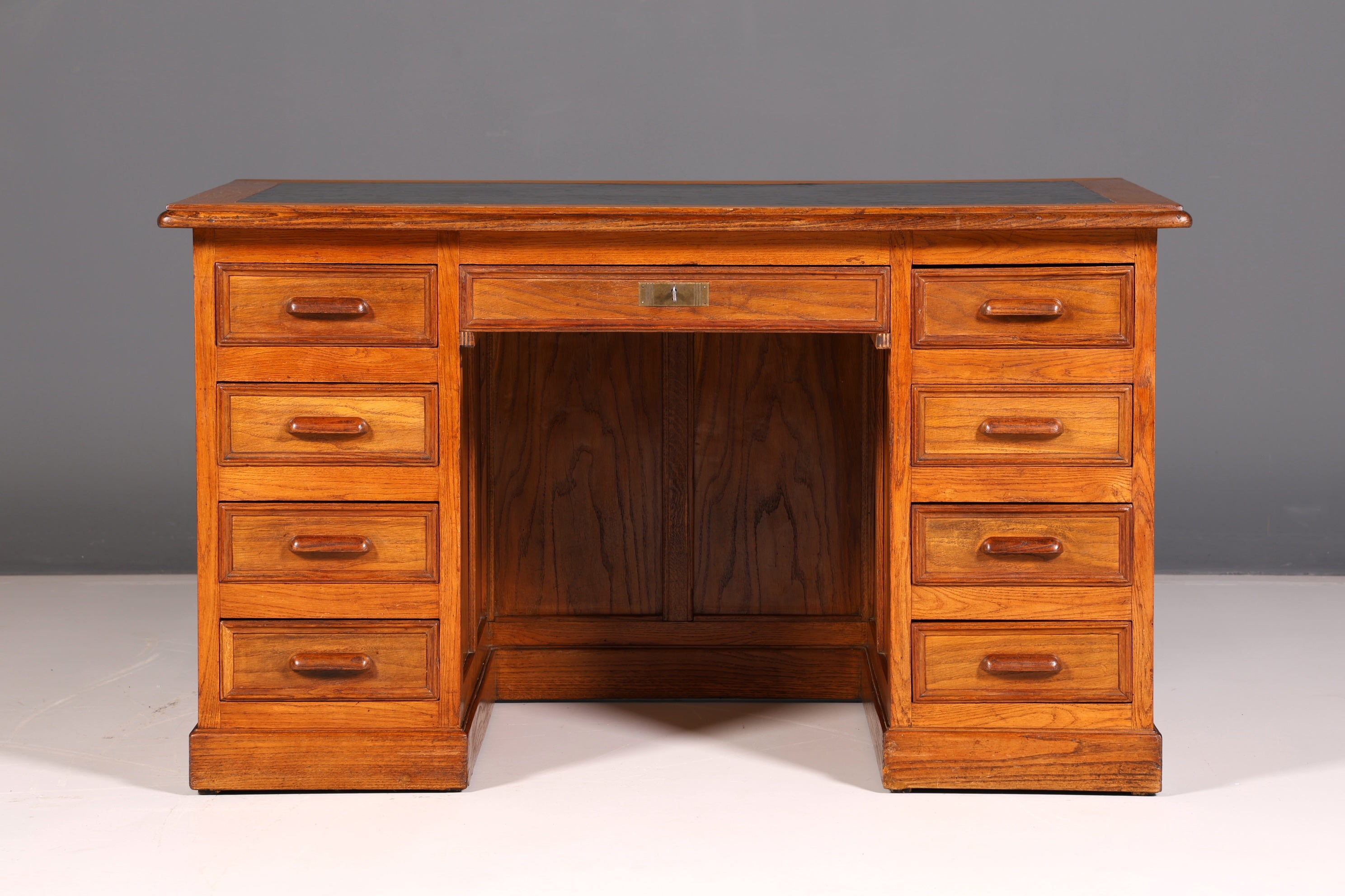 Beautiful Bauhaus-style Art Deco desk, office table, antique vintage oak