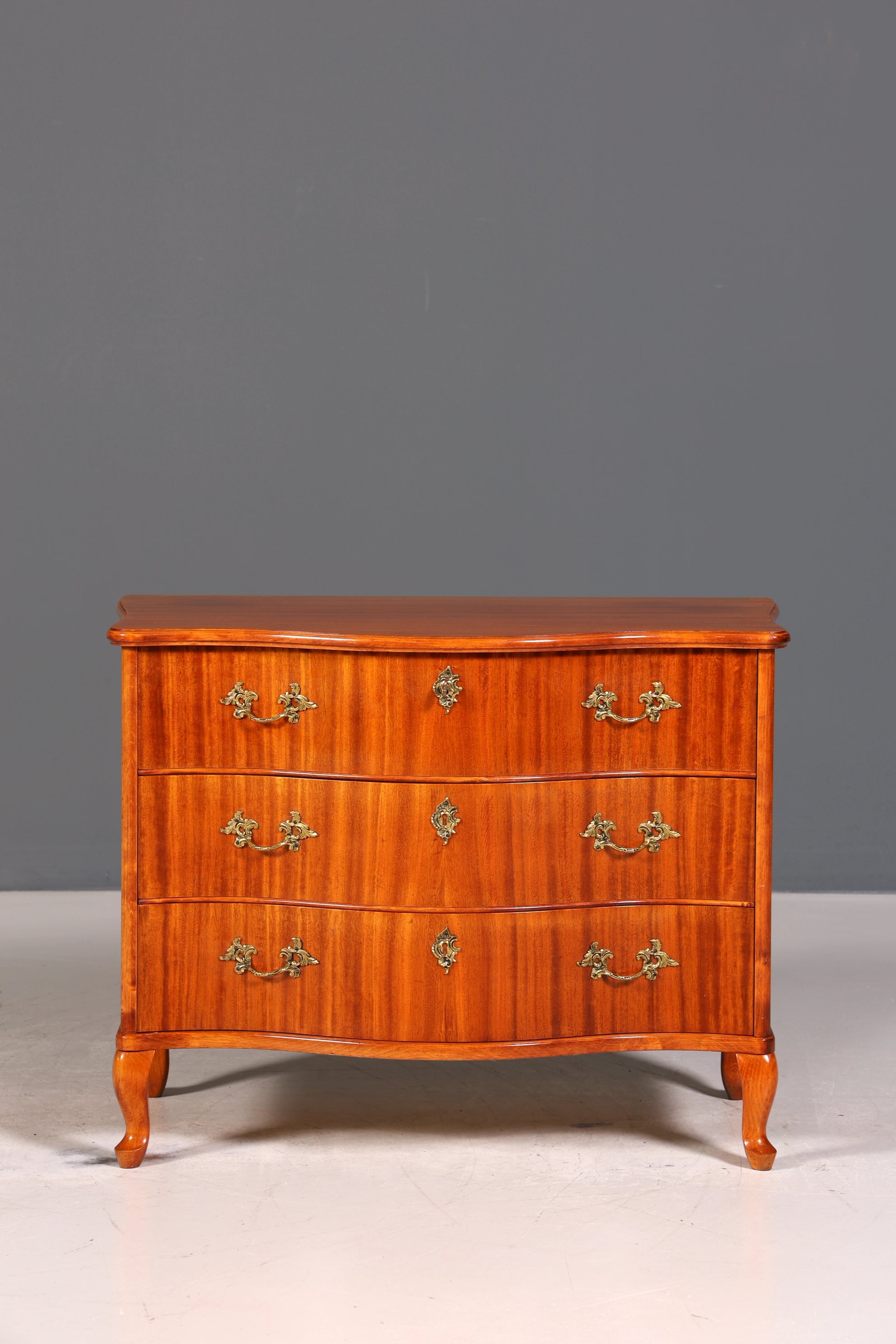 Traumhafte geschwungene Kommode im Barock Stil Sideboard Englisch Schubladenkommode