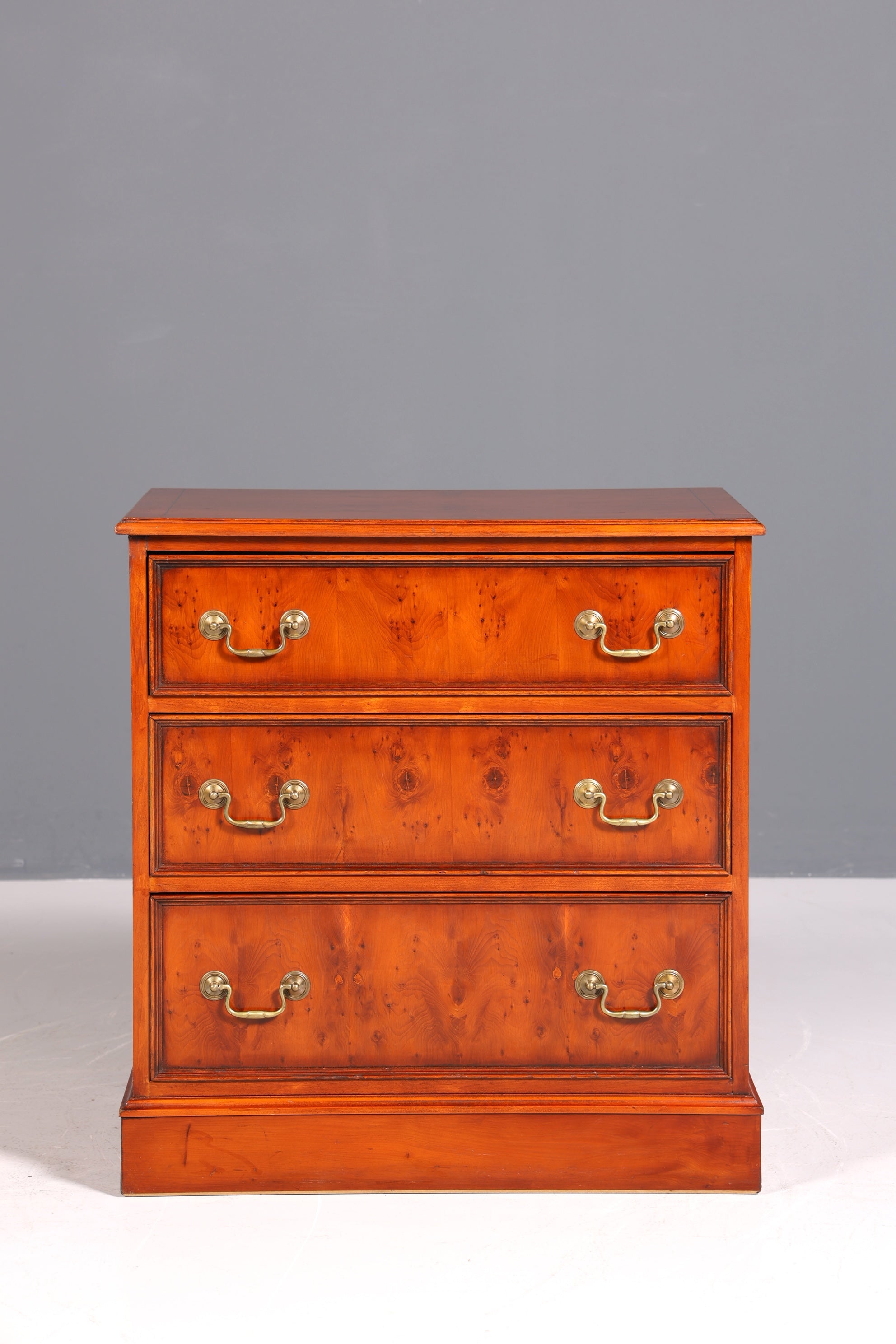 Wunderschöne Englische Kommode Eibe Sideboard Schubladenkommode