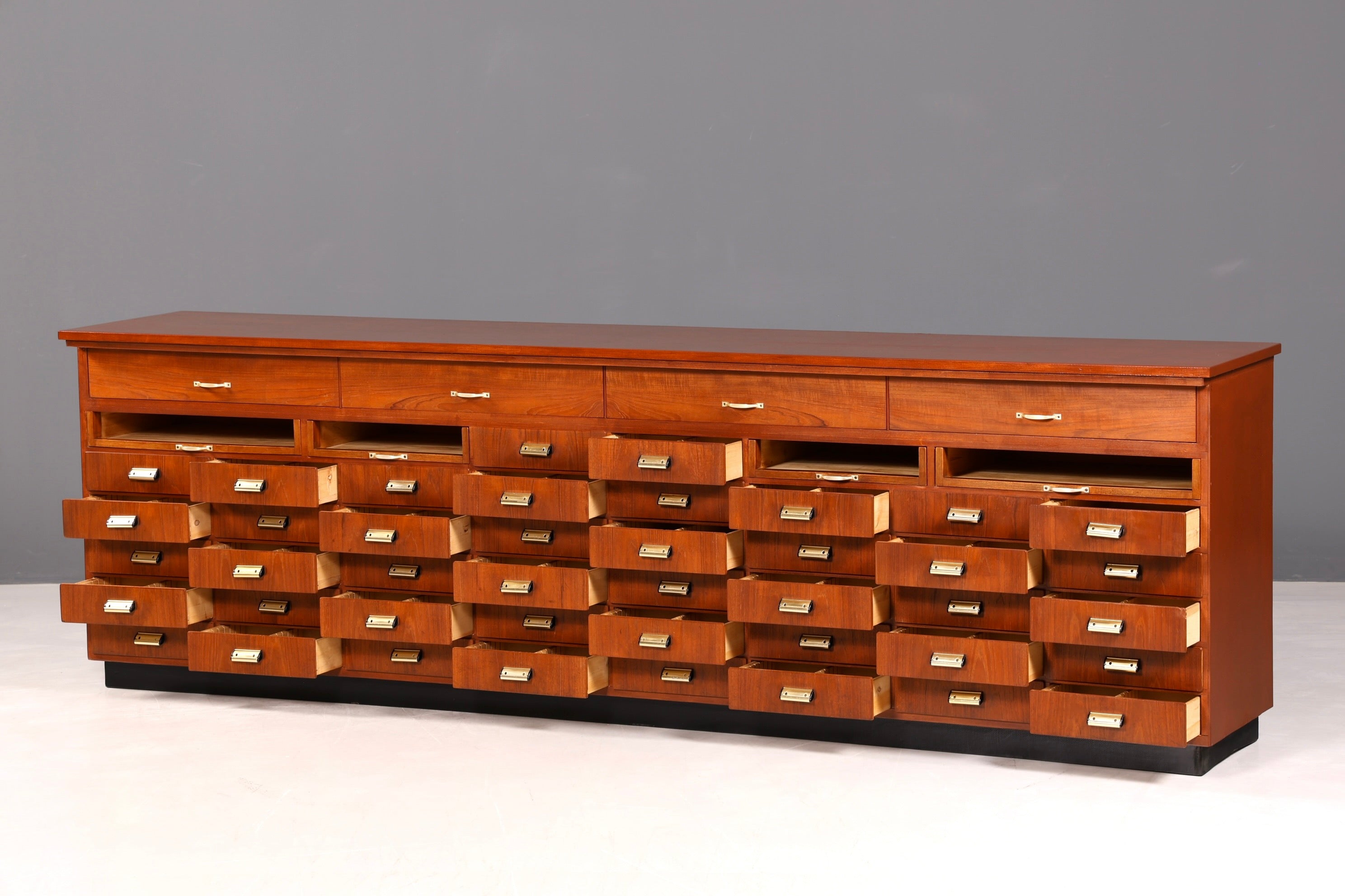 Beeindruckende XXL Mid Century Kommode Vintage Bauhaus Apotheker Schrank Retro Schubladenkommode