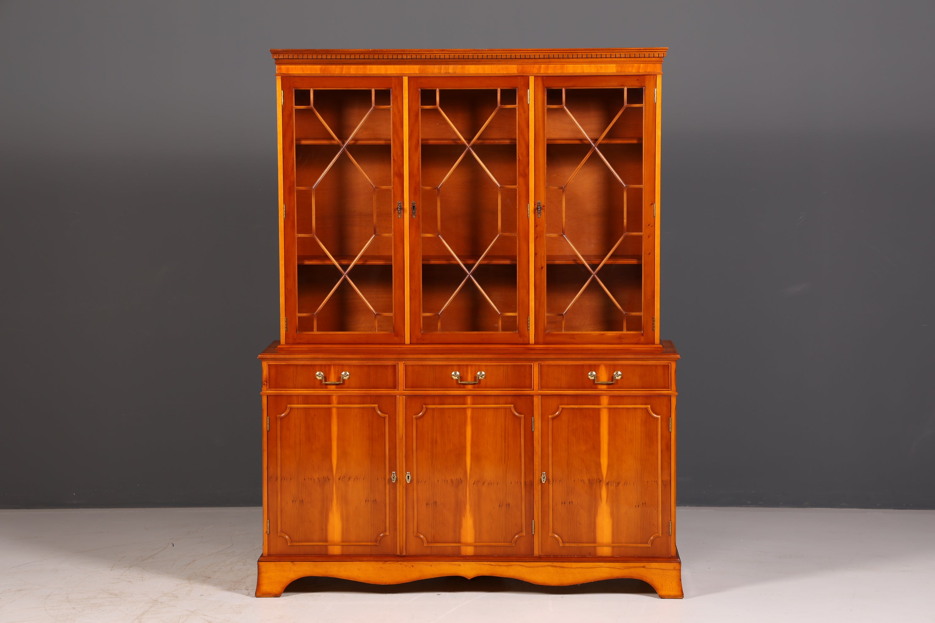 Wunderschöne Englische Vitrine Eibe Bücherschrank Buffet Antik Glasvitrine Schrank Vintage