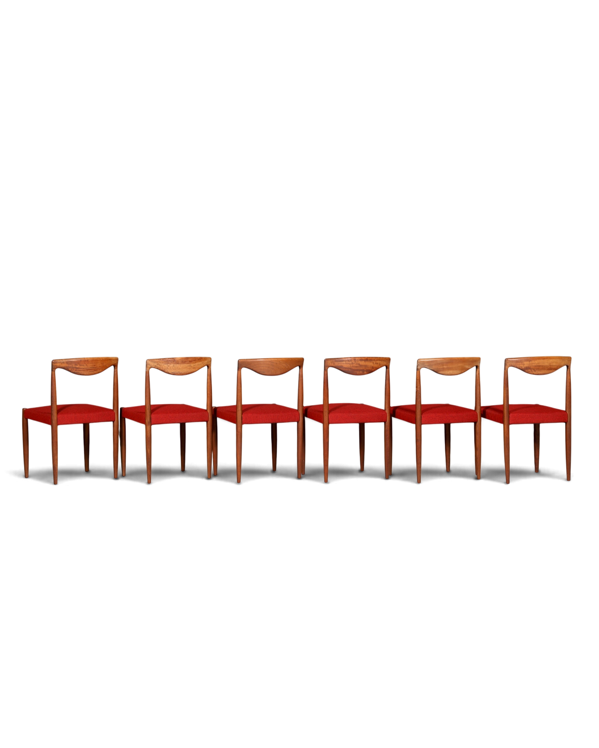Hauptstadt Möblerei 6er-Set Bambi Stühle aus Holz mit rotem Stoffbezug im Mid-Century Design