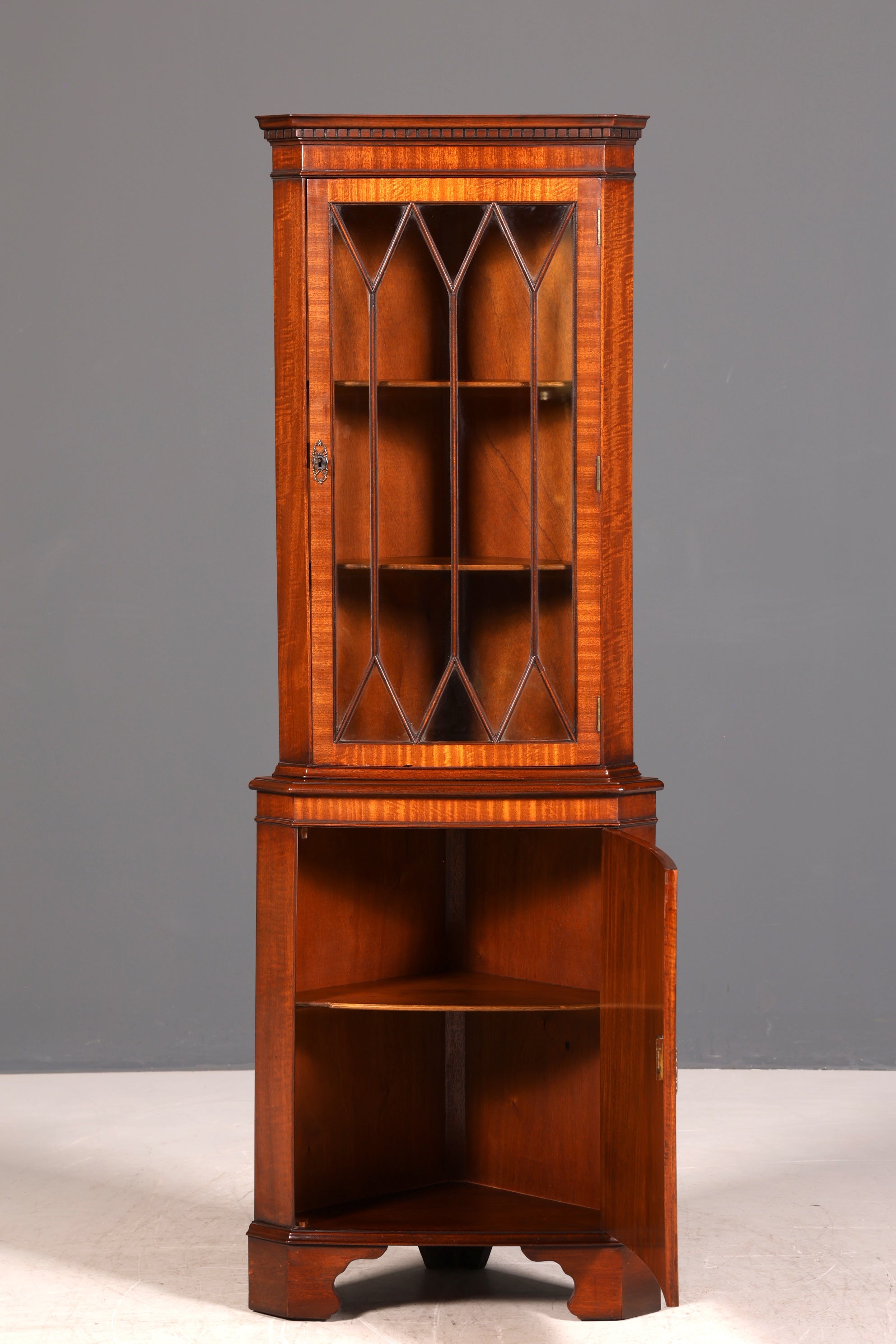 G248 Finish Wunderschöne Englische Eckvitrine Mahagoni Antik 60s echt Holz Schrank Eckschrank Glasvitrine (Kopie)