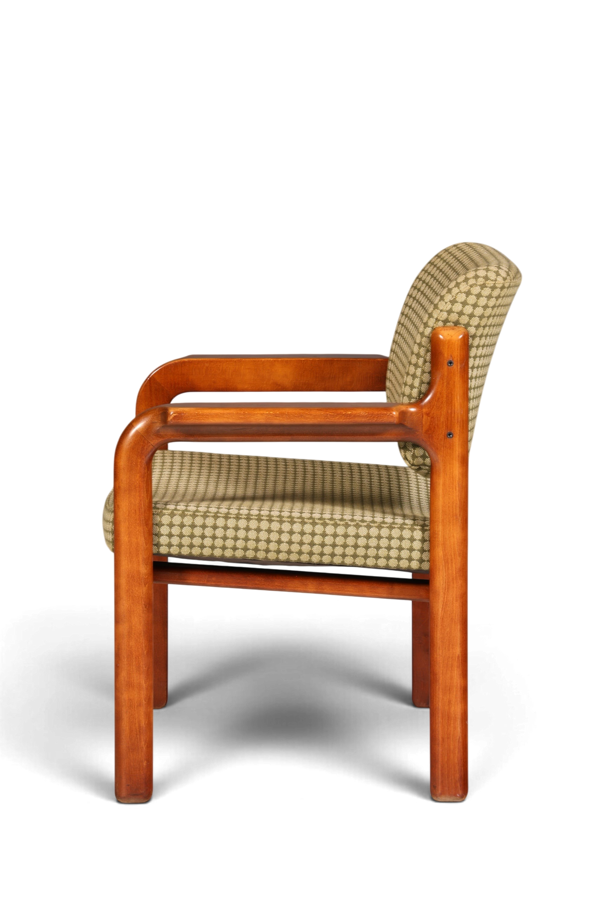 Hauptstadt Möblerei Mid Century Armlehnstuhl aus Holz mit grünem, gemustertem Stoffbezug in Seitenansicht