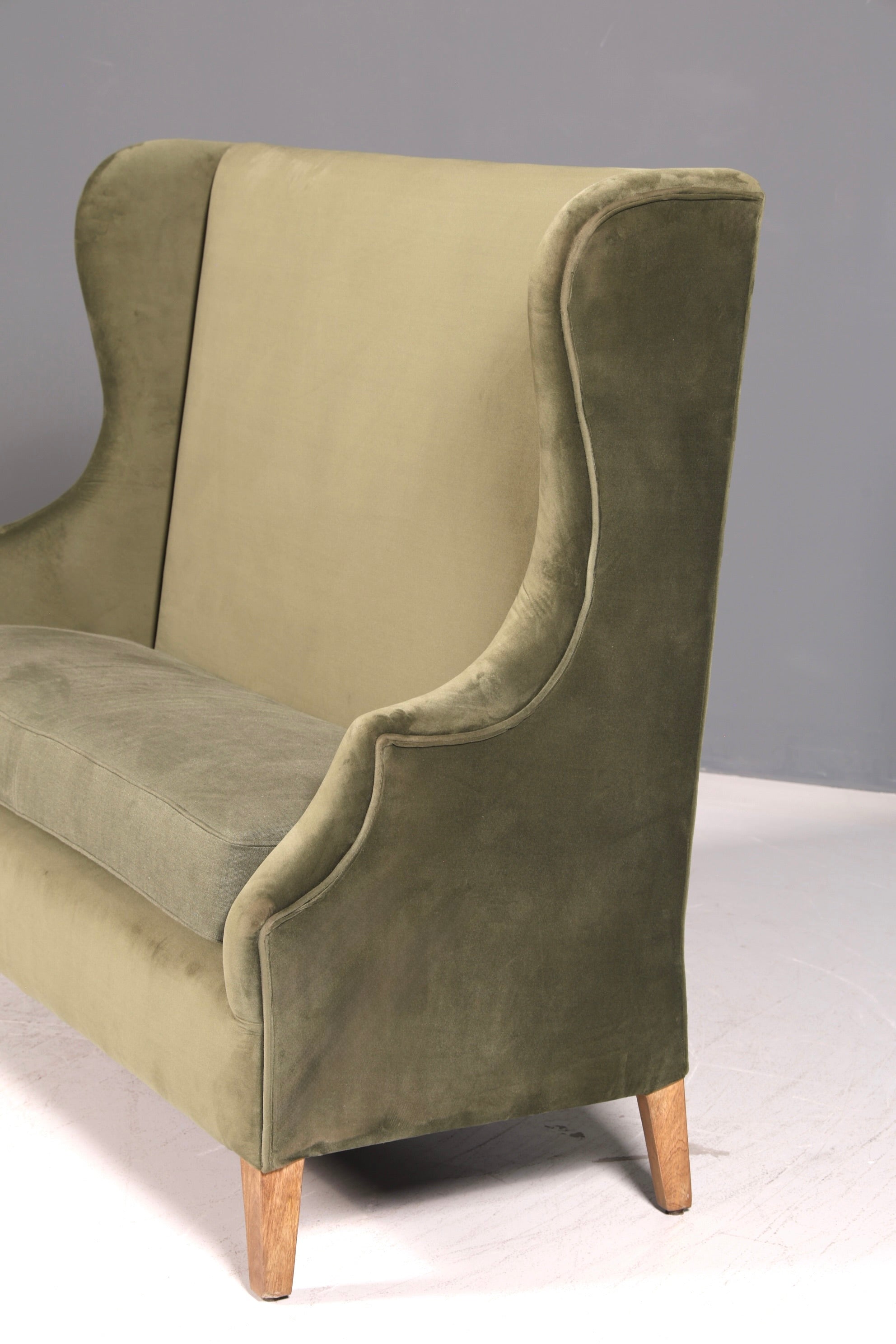 Wunderschönes Loberon Ohrenbackensofa Modell Ombra Antikgrün Samt Sofa 2-Sitzer Ohrensofa Retro Mangoholz