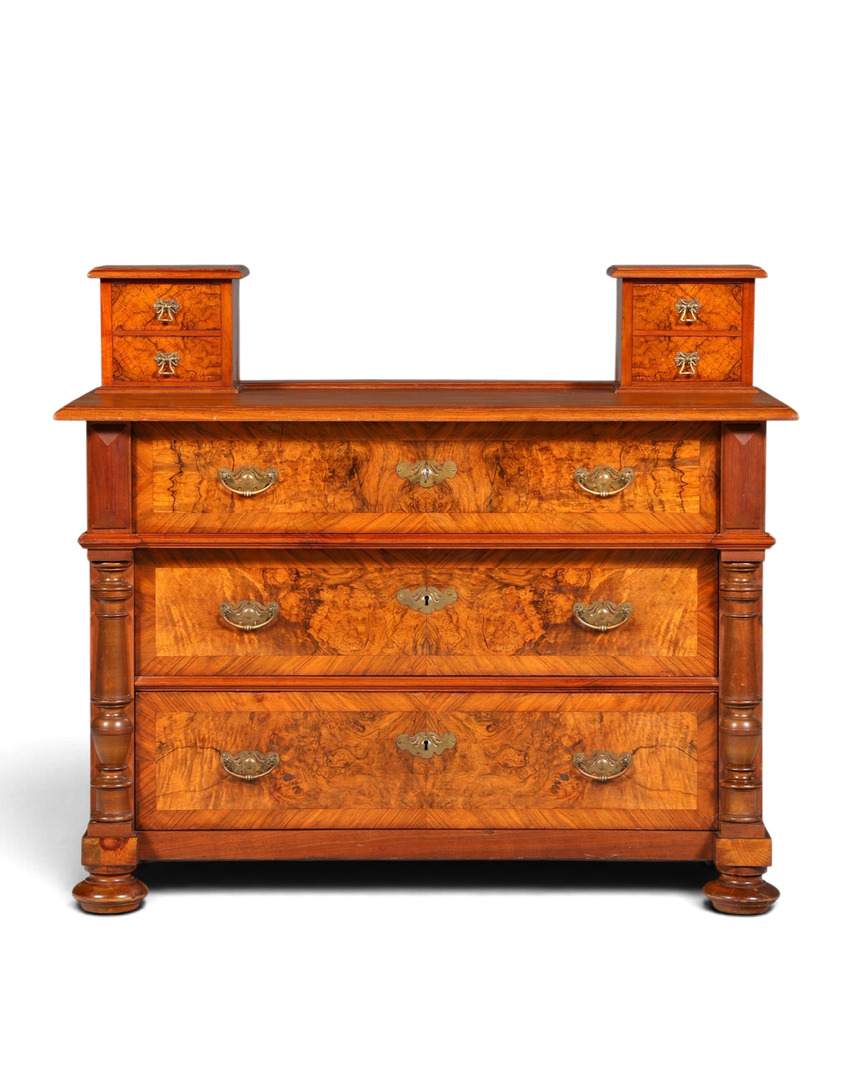 Hauptstadt Möblerei Gründerzeit Kommode aus Nussbaum im Louis Philippe Stil mit Schubladen und dekorativen Beschlägen