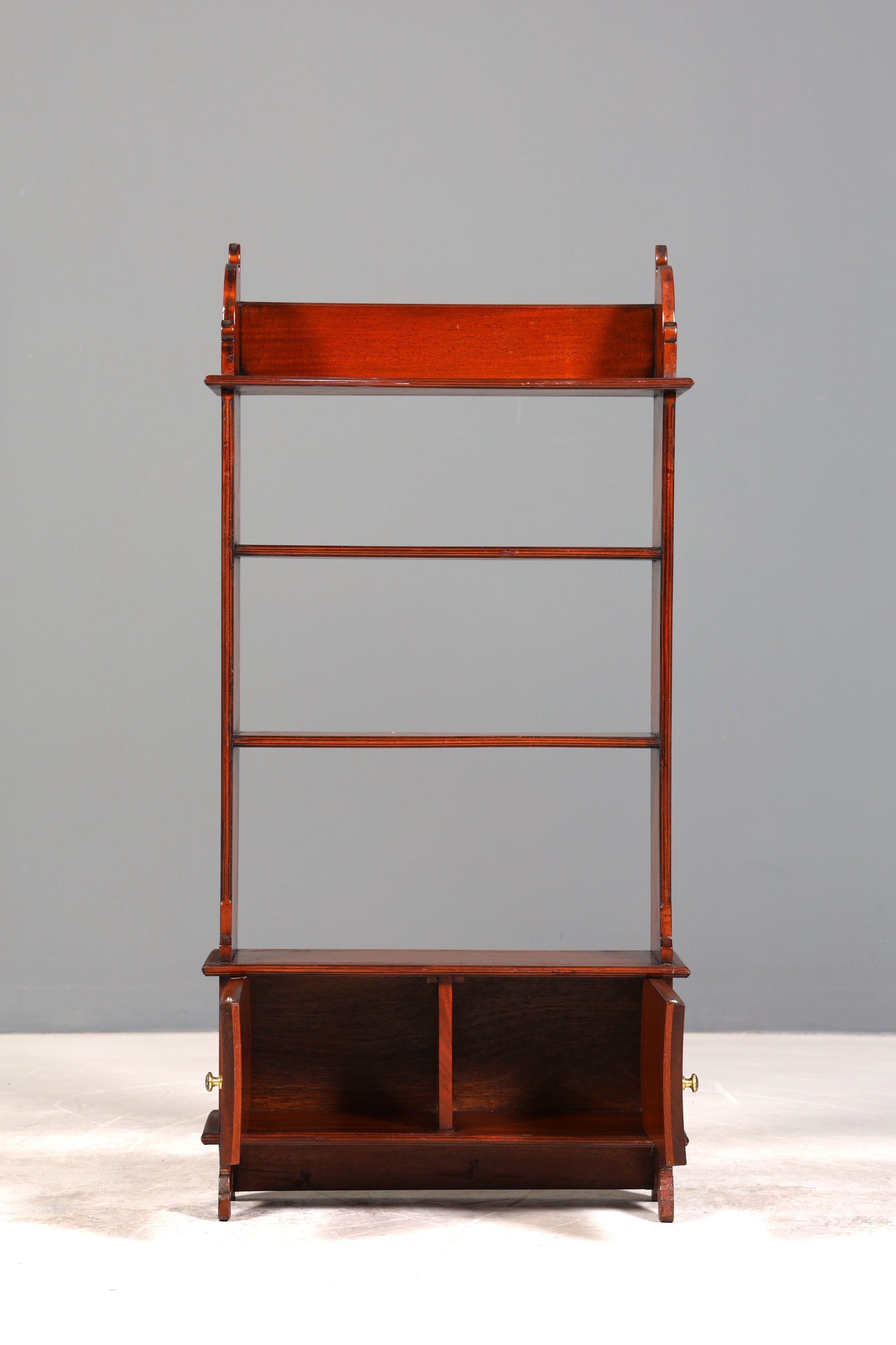 Wunderschönes Regal im englischen Stil Bücherregal Englisch Buchablage Antik 60s Schrank