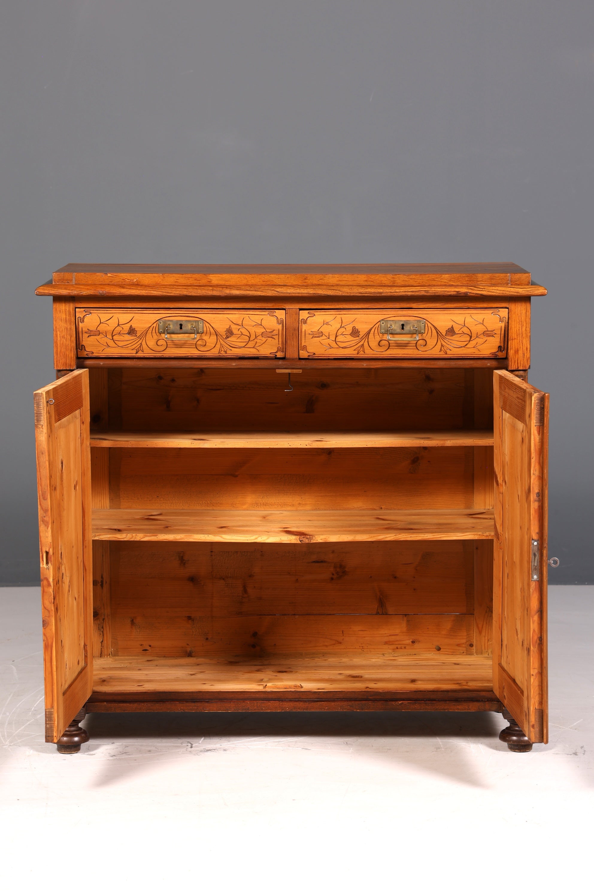 Beautiful Gründerzeit (late 19th-century) cabinet, Louis Philippe walnut chest of drawers, circa 1880