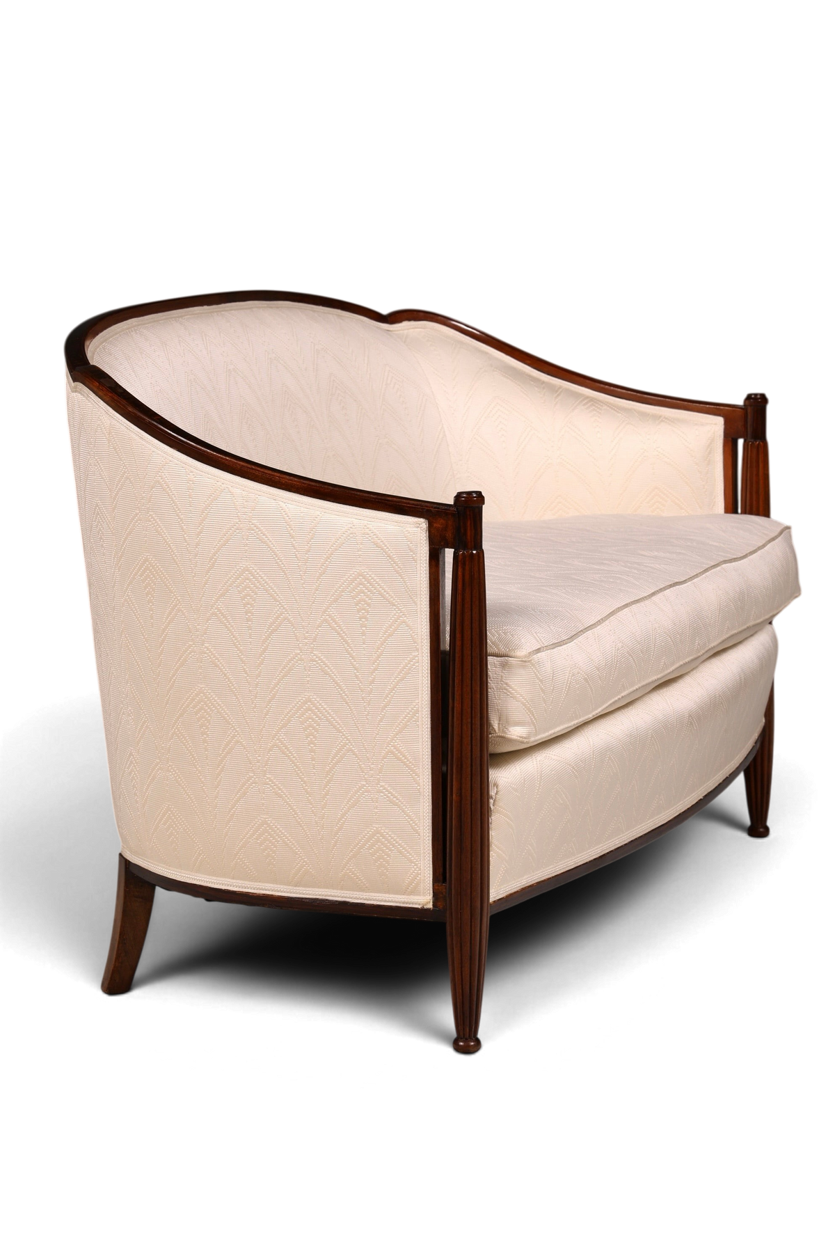 Hauptstadt Möblerei Art Deco Sofa mit hellem Stoffbezug, geschnitztem Holzrahmen und kannelierten Stützen