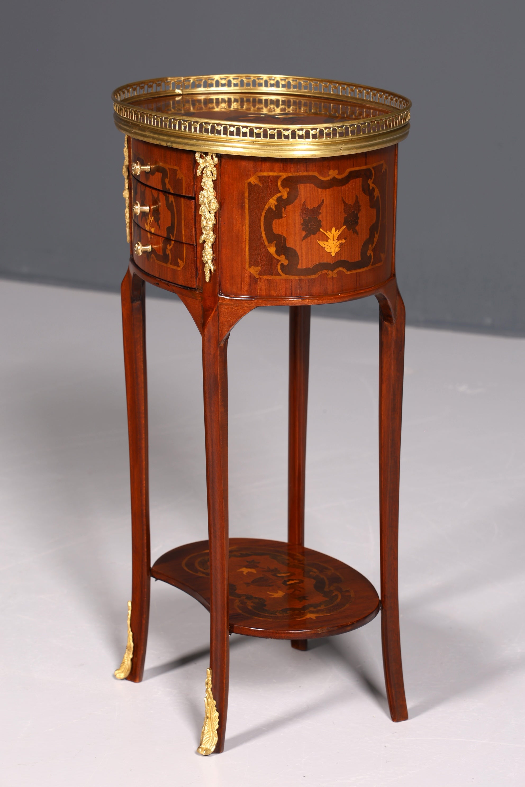 Wunderschöner Barock Louis XV Stil Beistelltisch Ablagetisch Kommode massiv Antik Stil Nachttisch