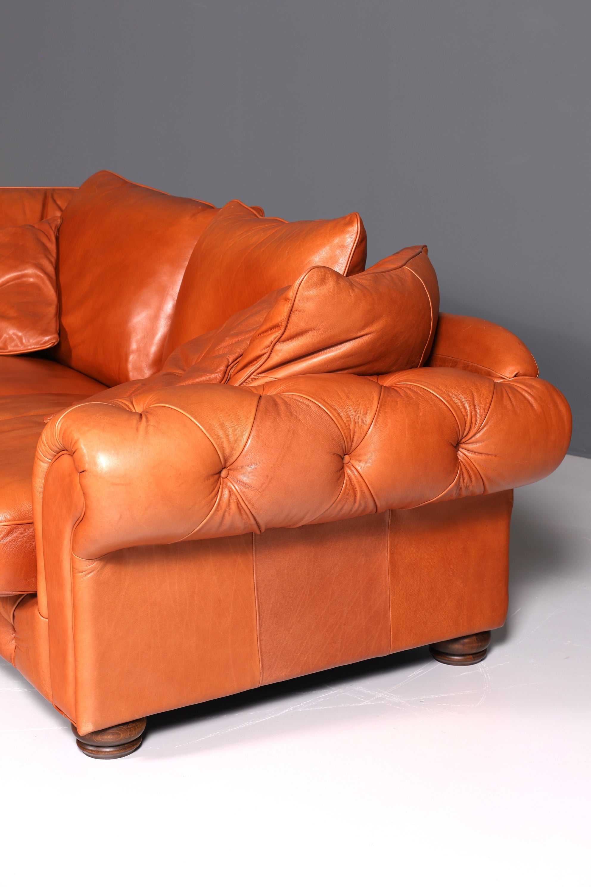 Beautiful Chesterfield design sofa, English genuine leather couch, cognac lounge sofa