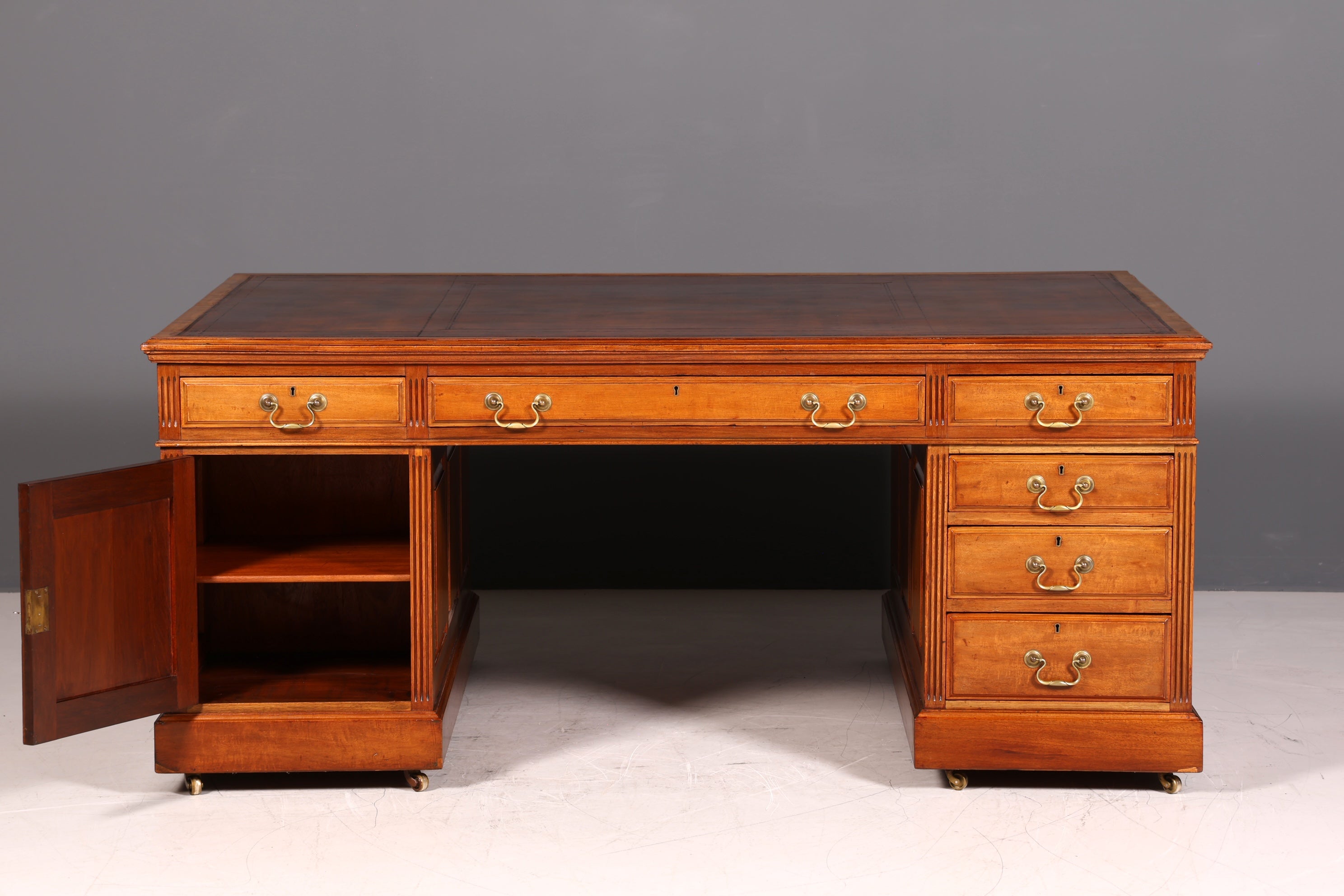 G146 Finish cm Wunderschöner Englischer Schreibtisch echt Lederauflage Bürotisch Antik Stil Office Desk