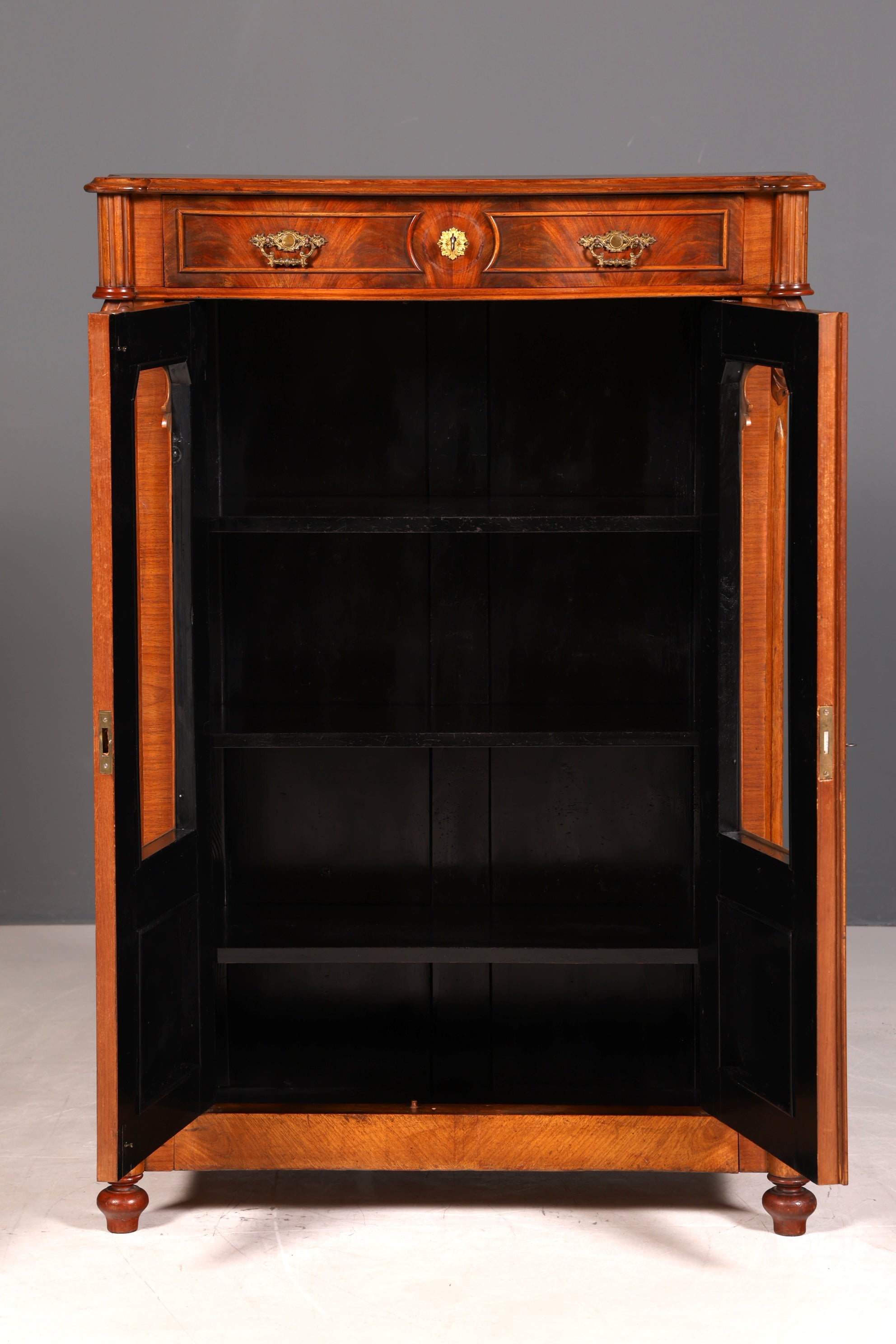 G322 Finish Edler Gründerzeit Vitrine um 1880 Schrank Antik Jugendstil Nussbaum Bücherregal (Kopie)