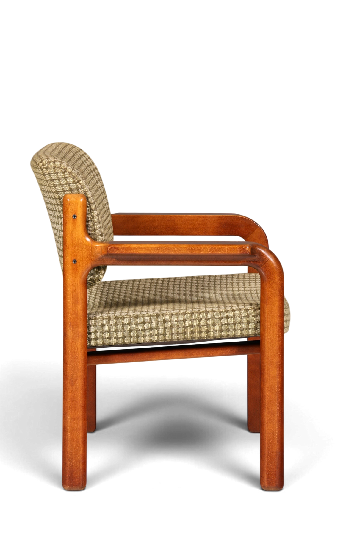 Hauptstadt Möblerei Mid Century Armlehnstuhl aus Holz mit gemustertem Stoffbezug in Seitenansicht
