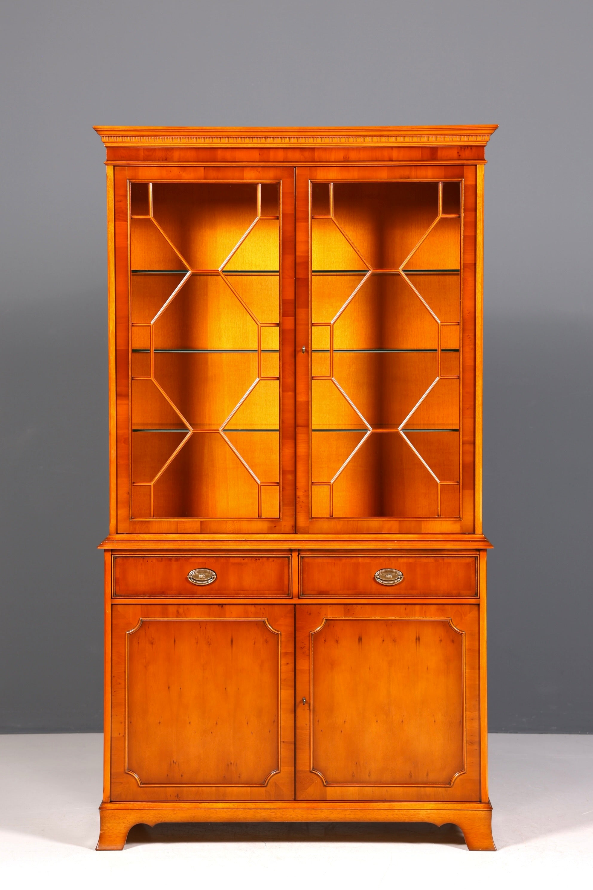 Wunderschöne Original Heldense Vitrine Englische Eibe Bücherschrank Antik Stil Glasvitrine