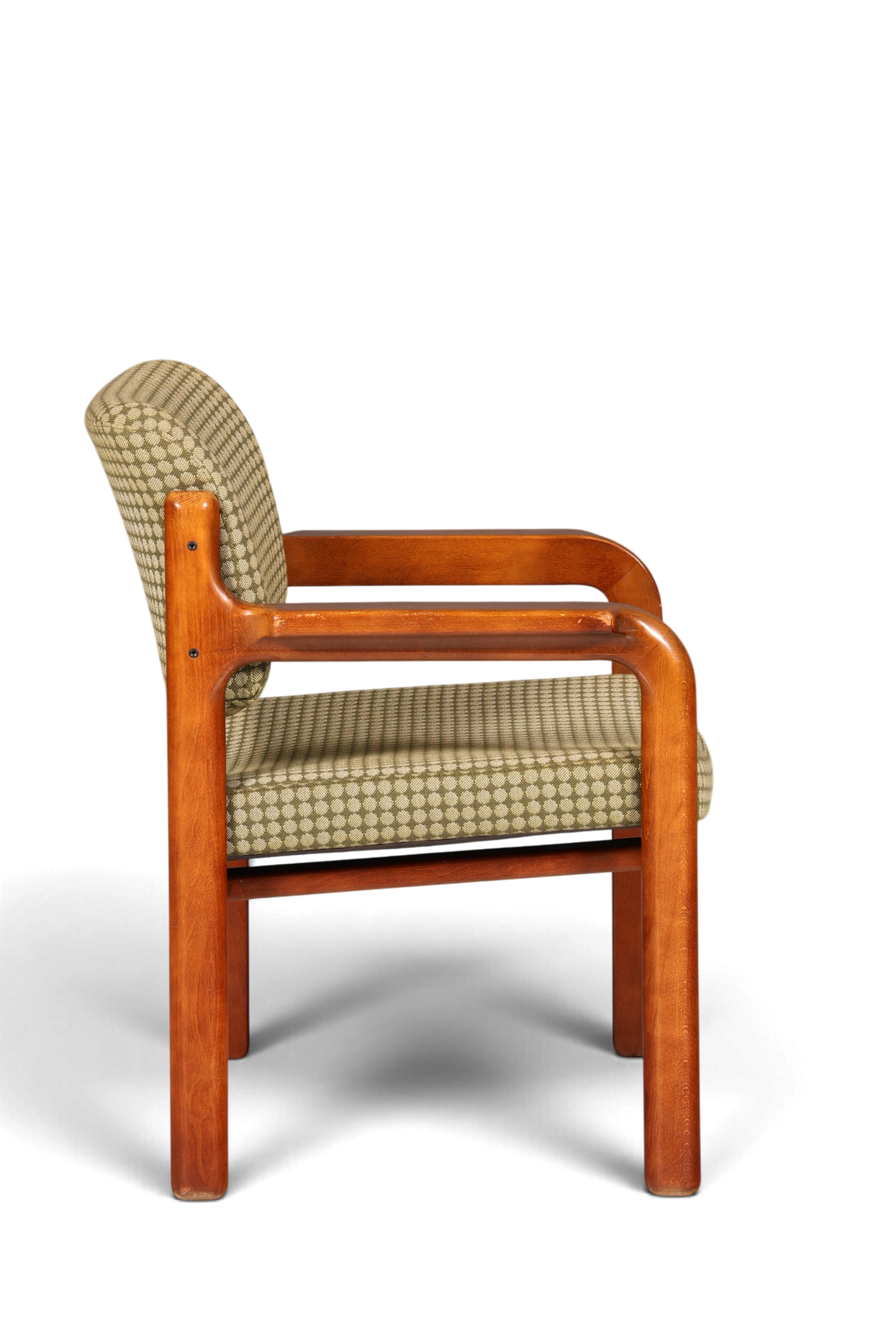 Hauptstadt Möblerei Mid Century Armlehnstuhl aus Holz mit gemustertem Stoffbezug in Seitenansicht