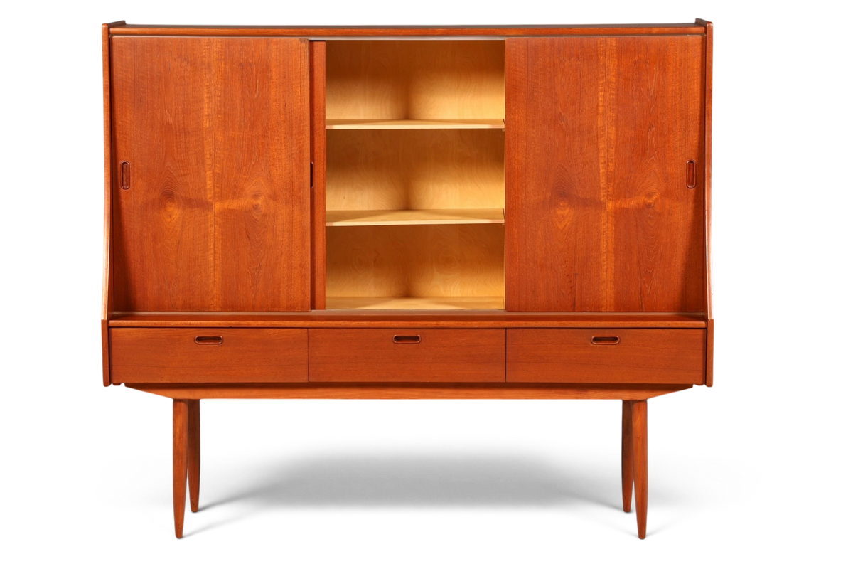 Hauptstadt Möblerei Mid Century Highboard aus Teakholz im dänischen Design mit Schiebetüren und drei Schubladen